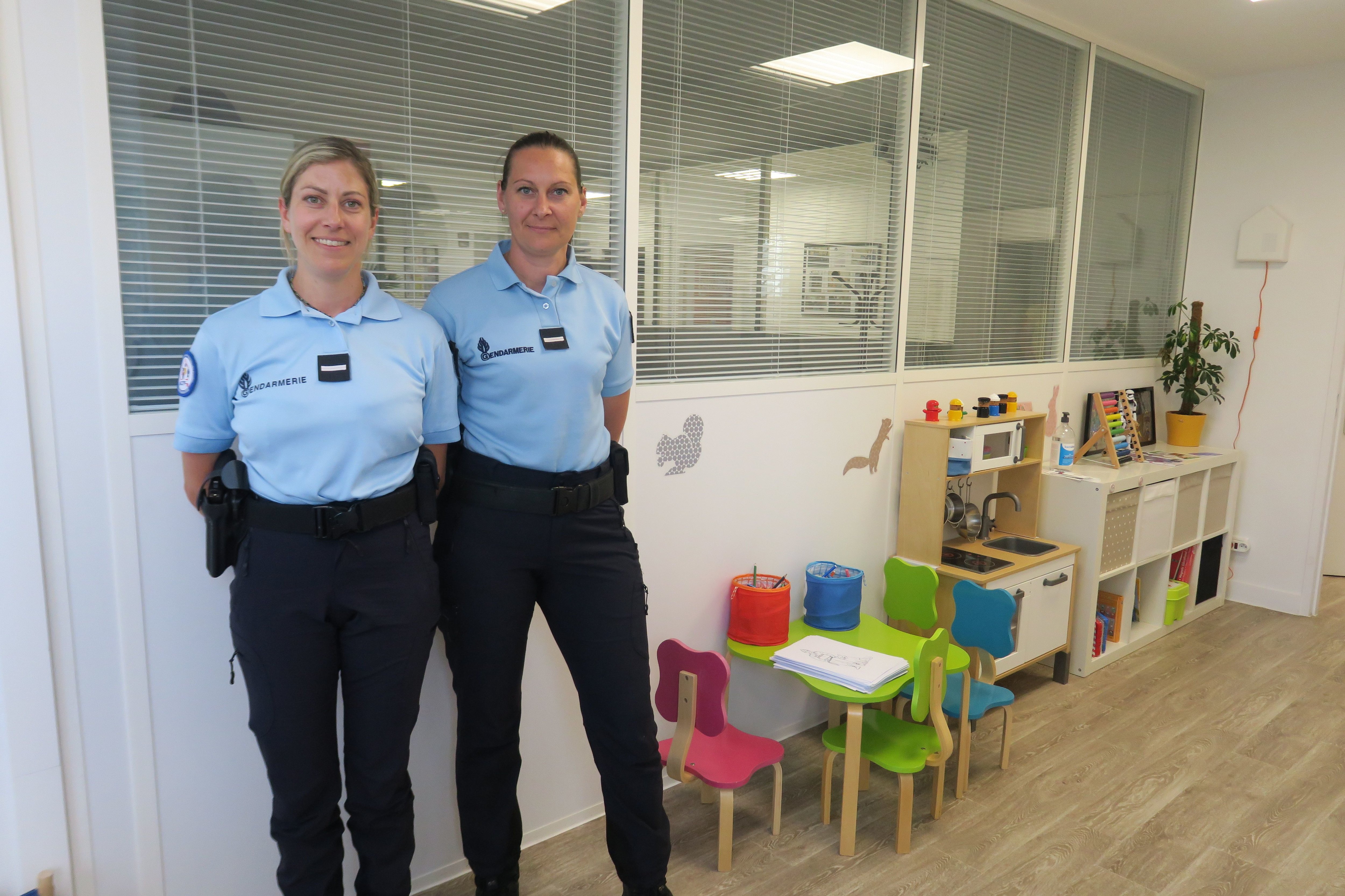 Bois-d'Arcy (Yvelines), mardi 17 mai 2022. L'adjudante-cheffe Jessica Dubois (à gauche) et son adjointe Virginie Redureau reçoivent les mineurs pour les auditionner dans les meilleures conditions possibles. LP/Julie Ménard