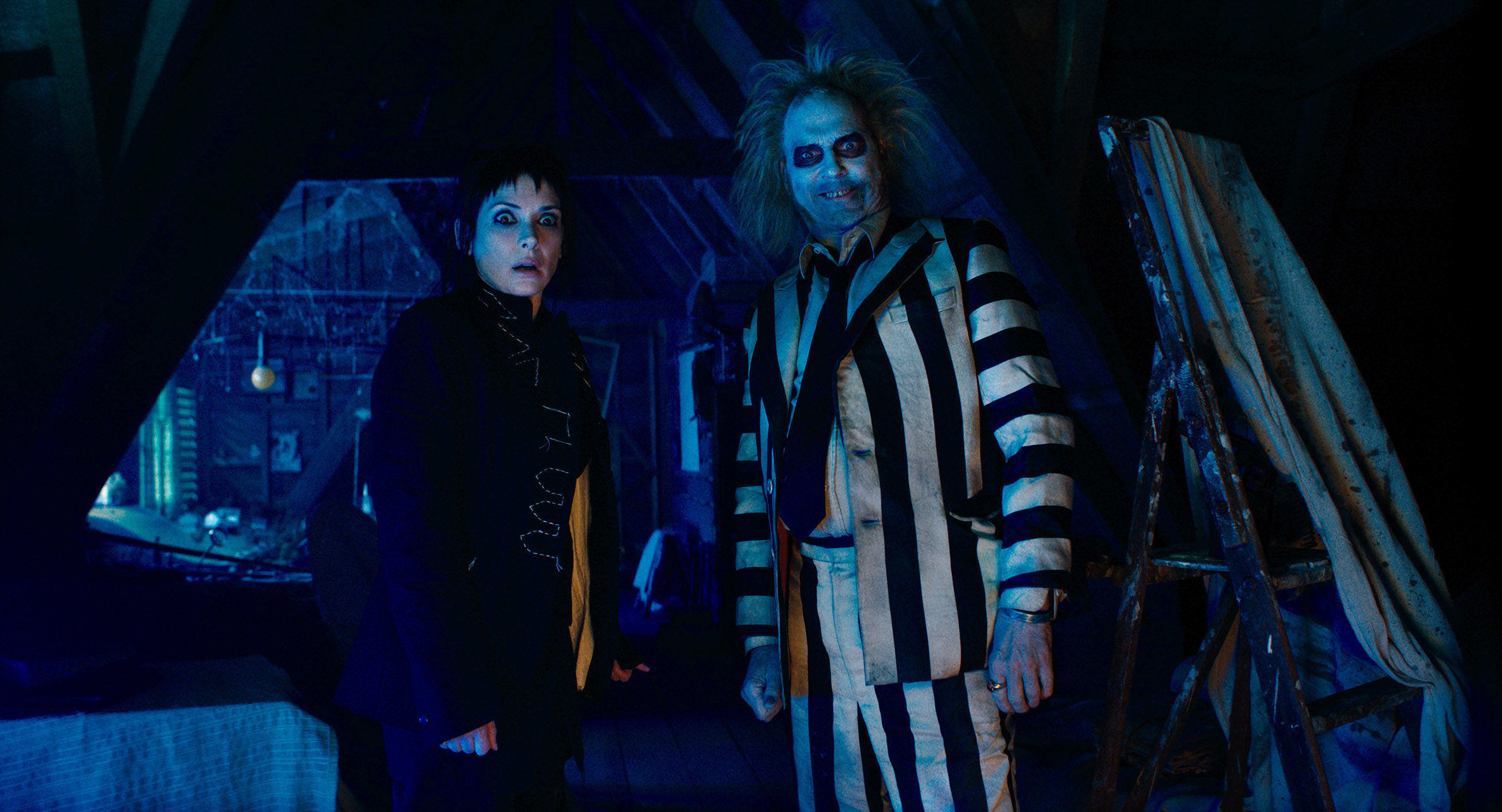 Winona Ryder (à gauche) et Michael Keaton (à droite) dans «Beetlejuice Beetlejuice» de Tim Burton, en salles le 11 septembre. Warner Bros