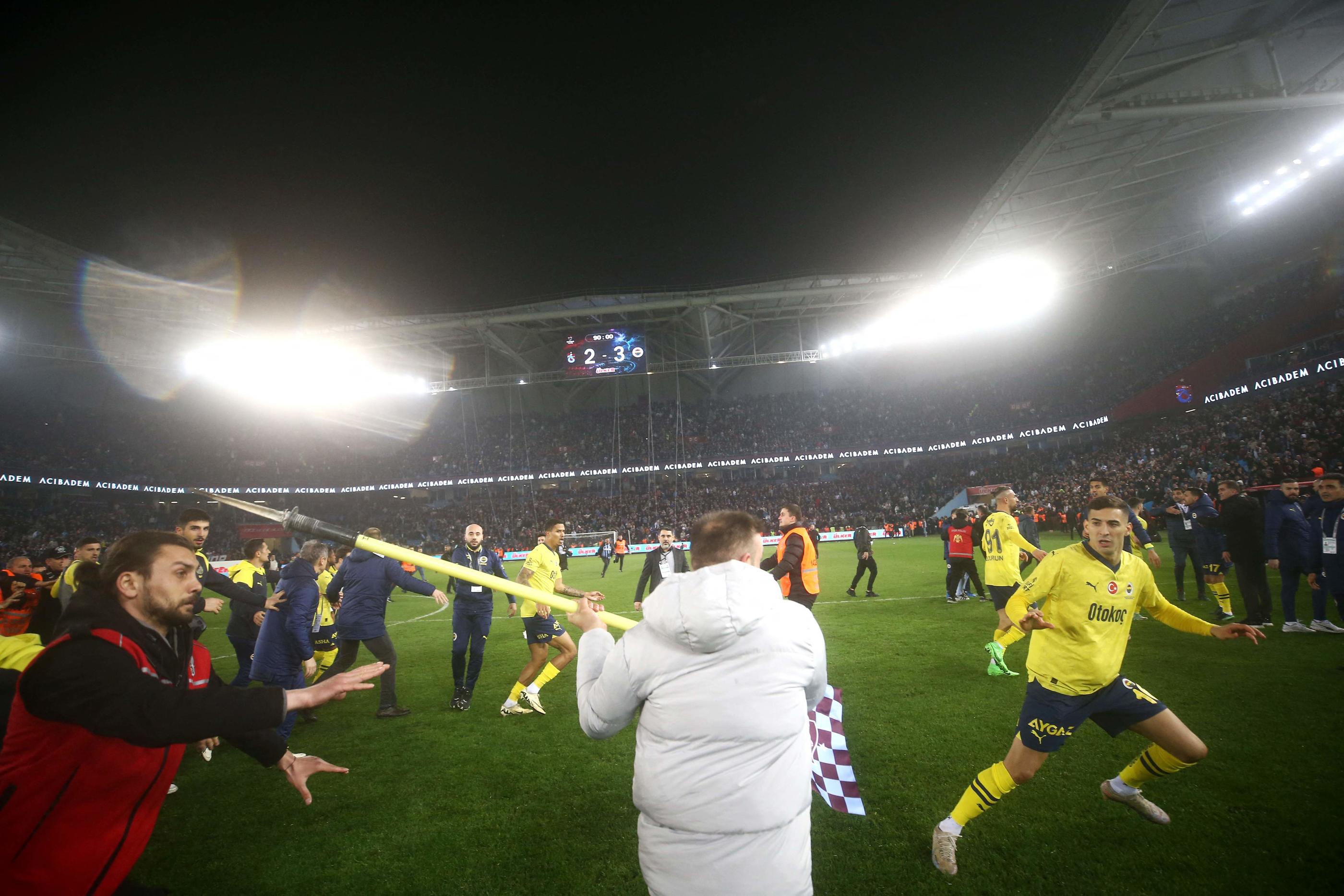 À l'issue de la rencontre, les célébrations des joueurs de Fenerbahçe ont causé l'envahissement du terrain par les supporters de Trabzonspor, qui ont voulu en découdre. AFP/Demiroren News Agency
