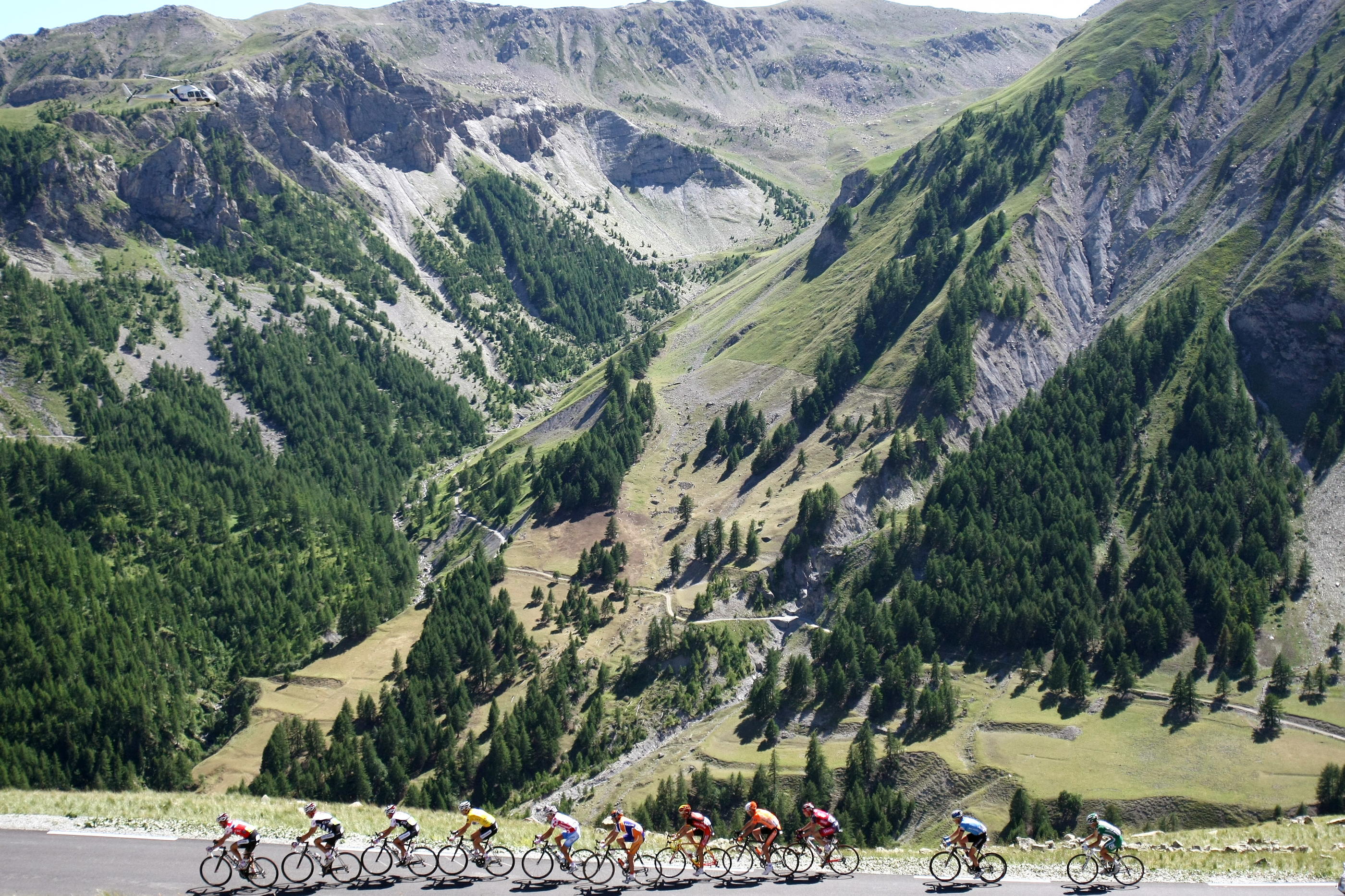 Le point culminant du Tour 2024 sera au Col de Bonnette, à 2800 m d'altitude, que la Grande Boucle n'avait plus parcouru depuis 2008. AFP/Joël Saget