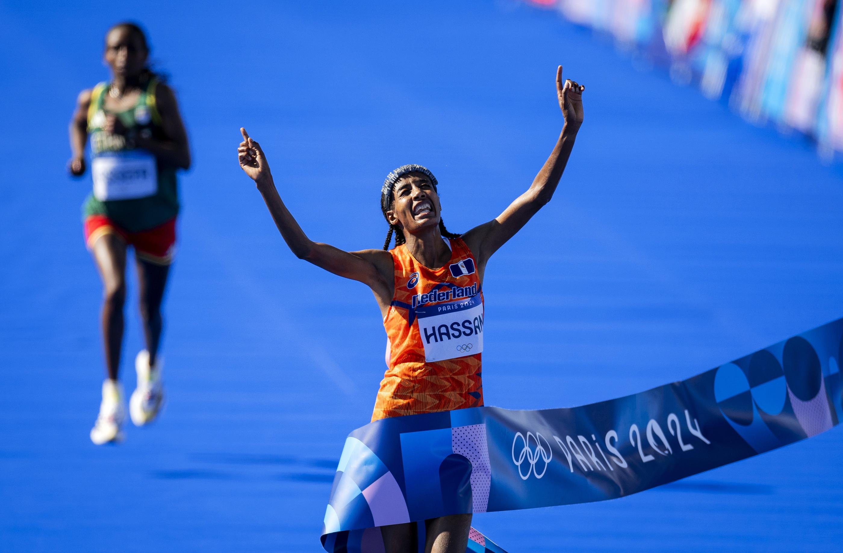 Sifan Hassan recevra sa médaille lors de la cérémonie de clôture, une première pour les femmes. Anp/Robin Van Lonkhuijsen/IconSport