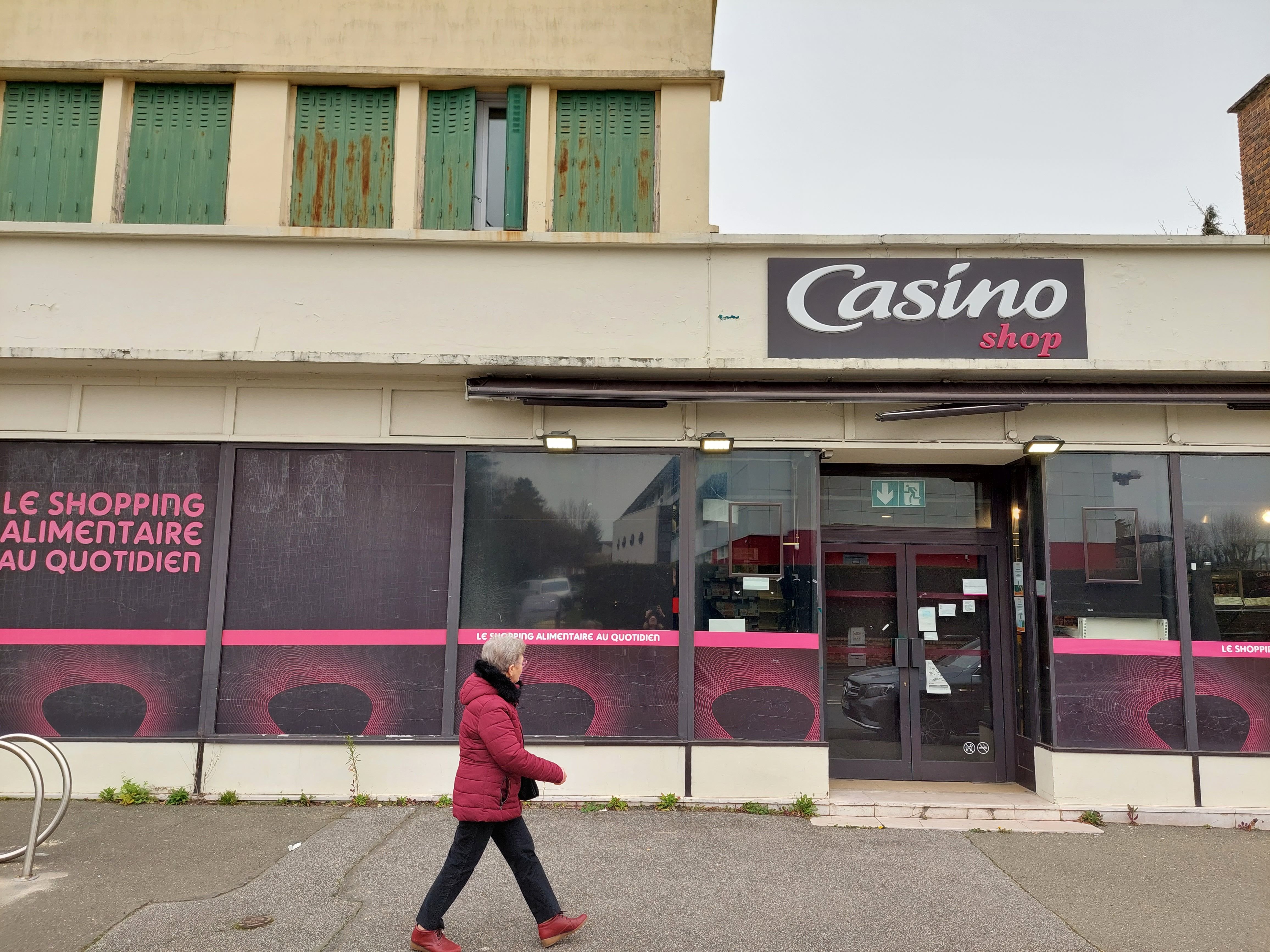 Clayes-sous-Bois (Yvelines). Après neuf mois de fermeture, la supérette casino va ouvrir ses portes ce vendredi 25 mars. LP/Virginie Wéber