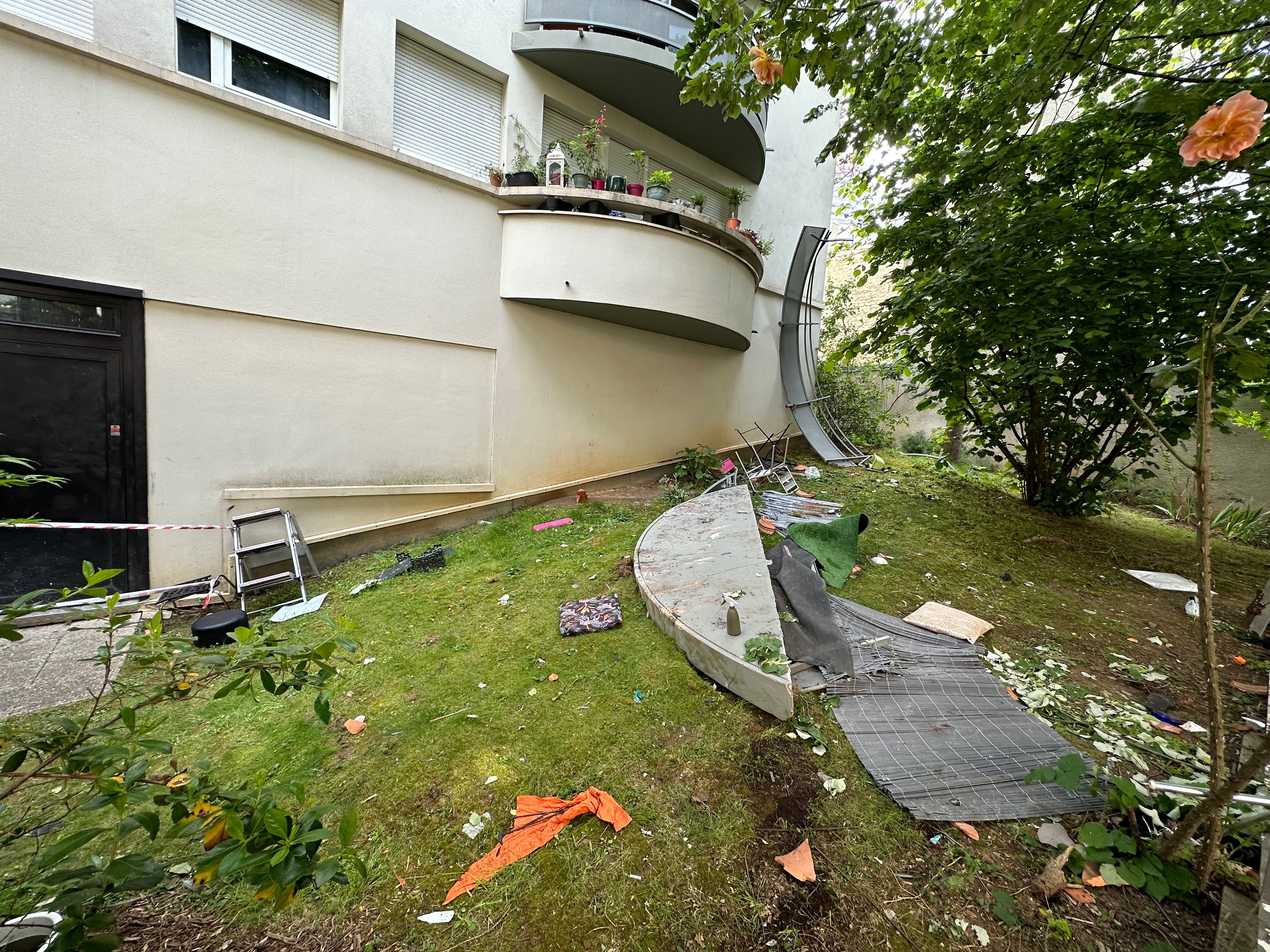 Paris (XIIIe), ce samedi matin. Un balcon du 5e étage s’est effondré dans la cour d'un immeuble situé avenue d’Italie, ce vendredi soir. LP/Paul Abran