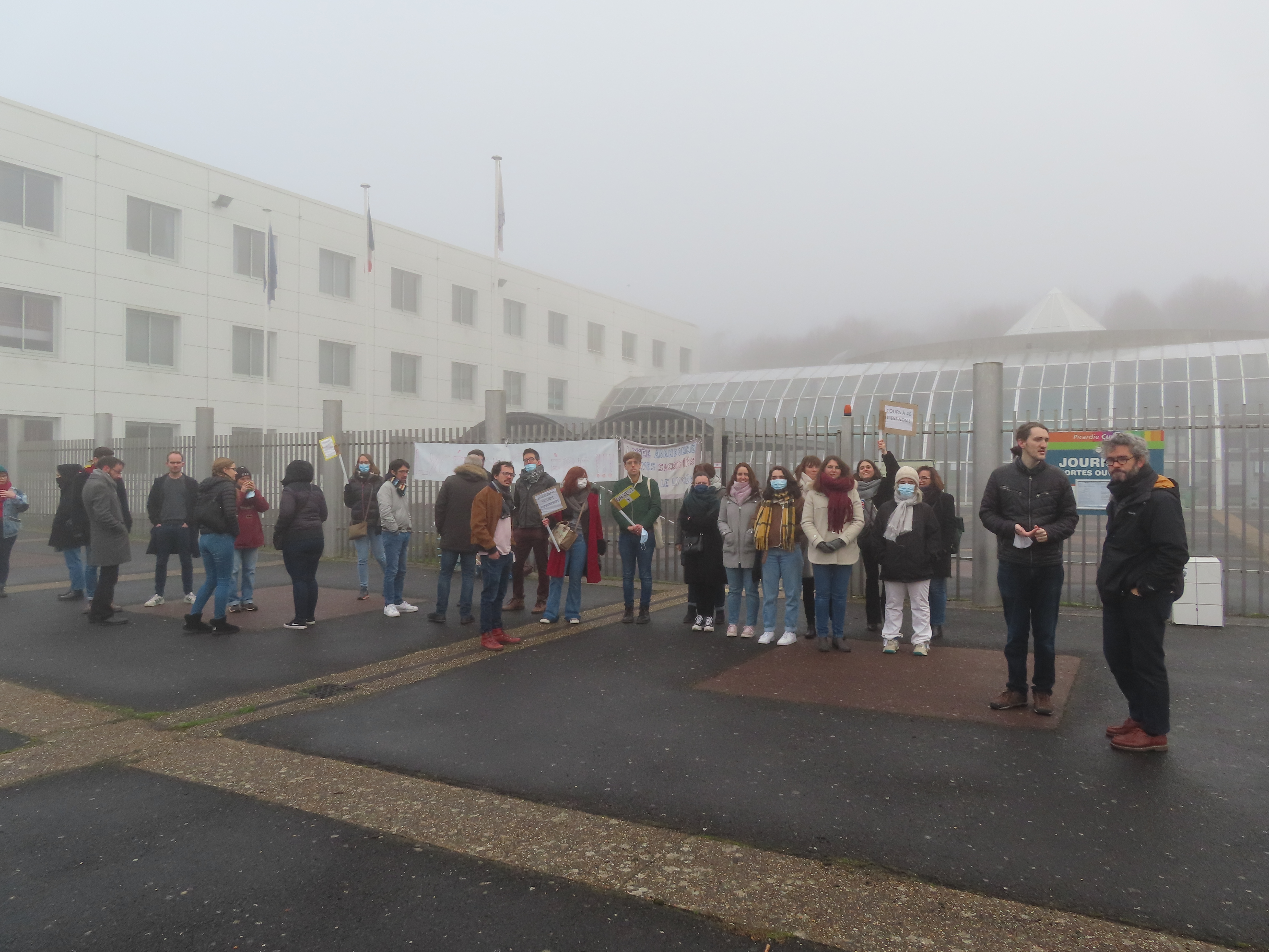 Méru (Oise), ce mercredi matin. Une partie des enseignants du lycée Condorcet était en grève pour réclamer davantage de moyens. LP/Hervé Sénamaud