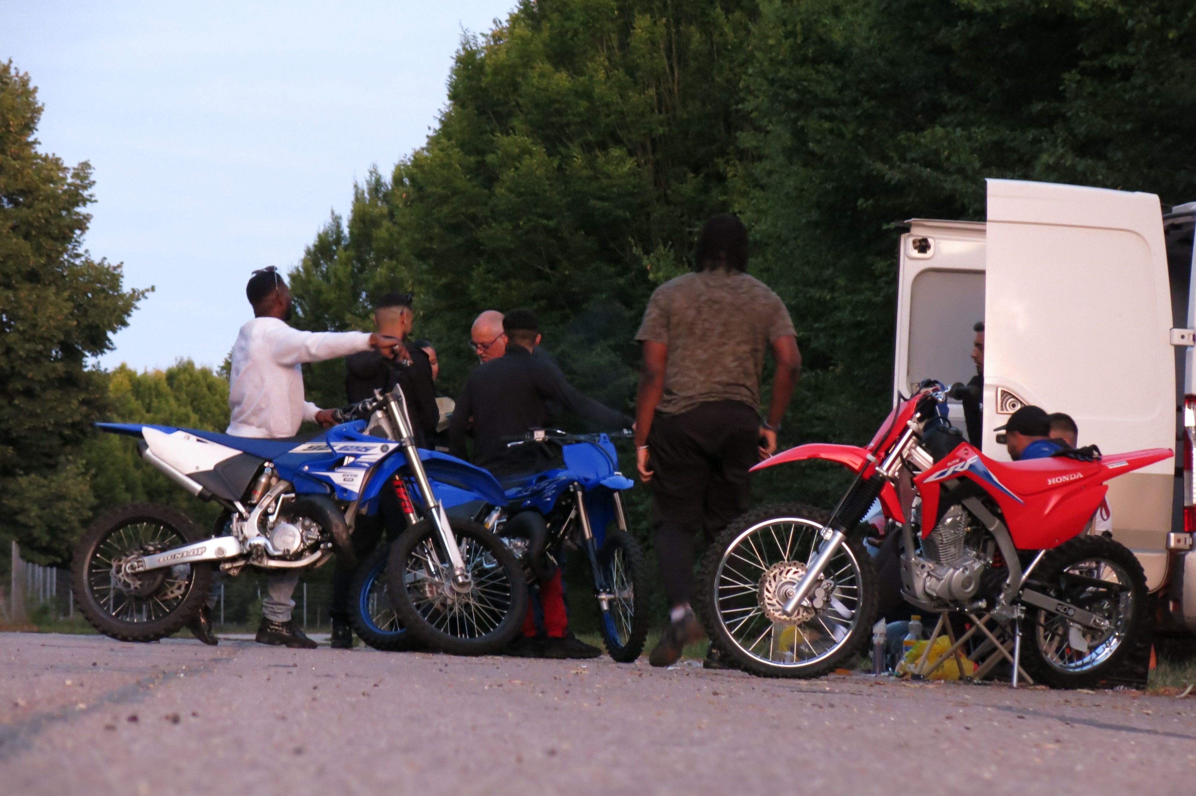 Méru (Oise), ce samedi soir. Un groupe d'individus est contrôlé par les gendarmes lors d'une opération de lutte contre les rodéos sauvages. Deux d'entre eux circulaient à motocross sans casque. LP/Paul Abran.
