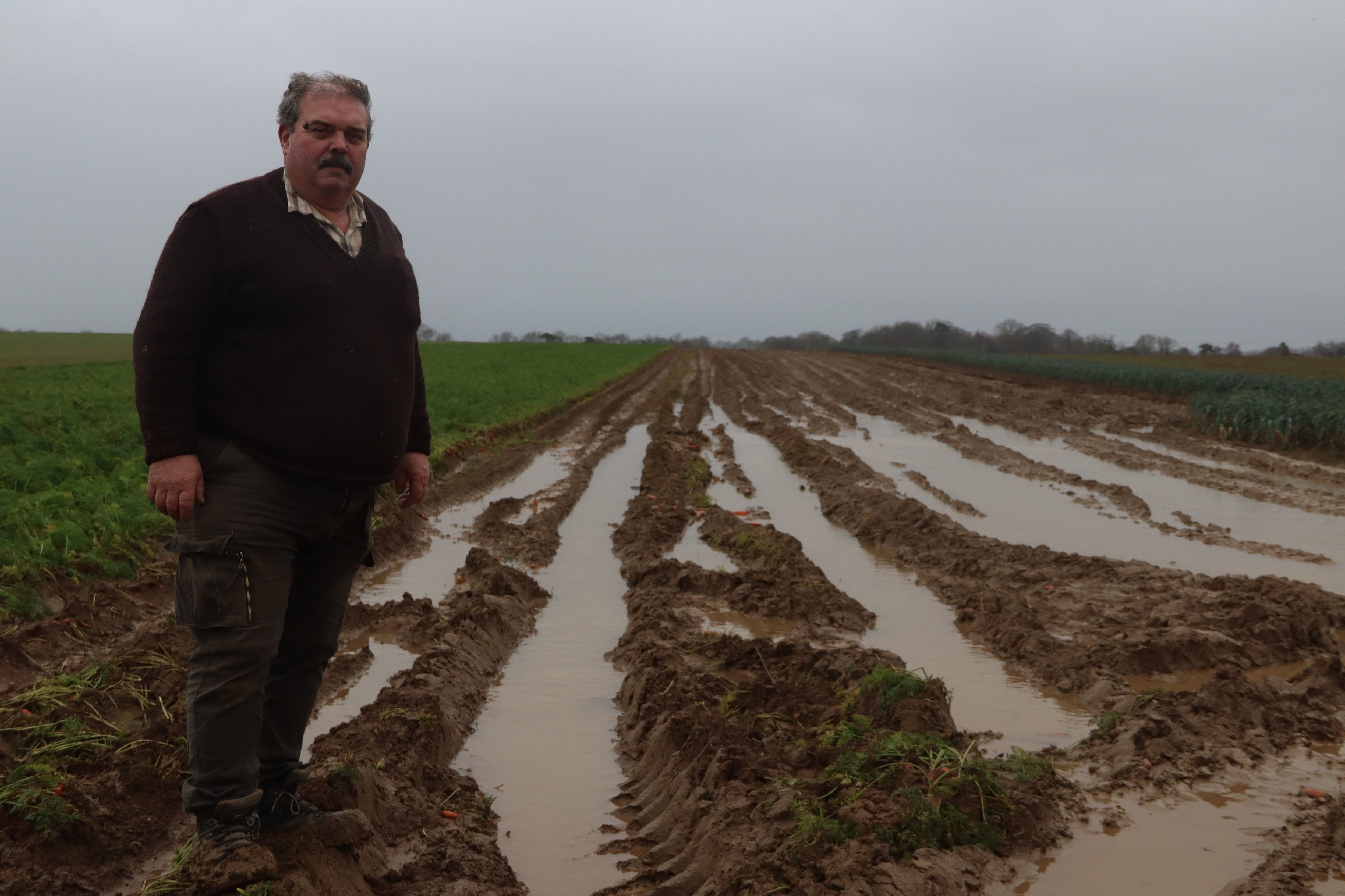 Pierre-Yves Aubrée, producteur de légumes à Douvres-la-Délivrande (Calvados), au milieu d'un champ détrempé par des semaines de pluie et devenu impraticable. LP/Esteban Pinel