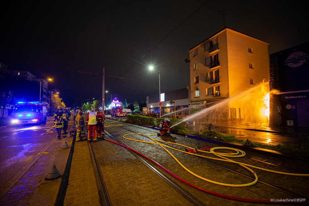 Bobigny (Seine-Saint-Denis), mardi soir. Les pompiers ont été appelés en début de soirée pour combattre ce feu alimenté par du gaz, qui menaçait les habitations voisines. Marc Loukachine/BSPP-BCOM