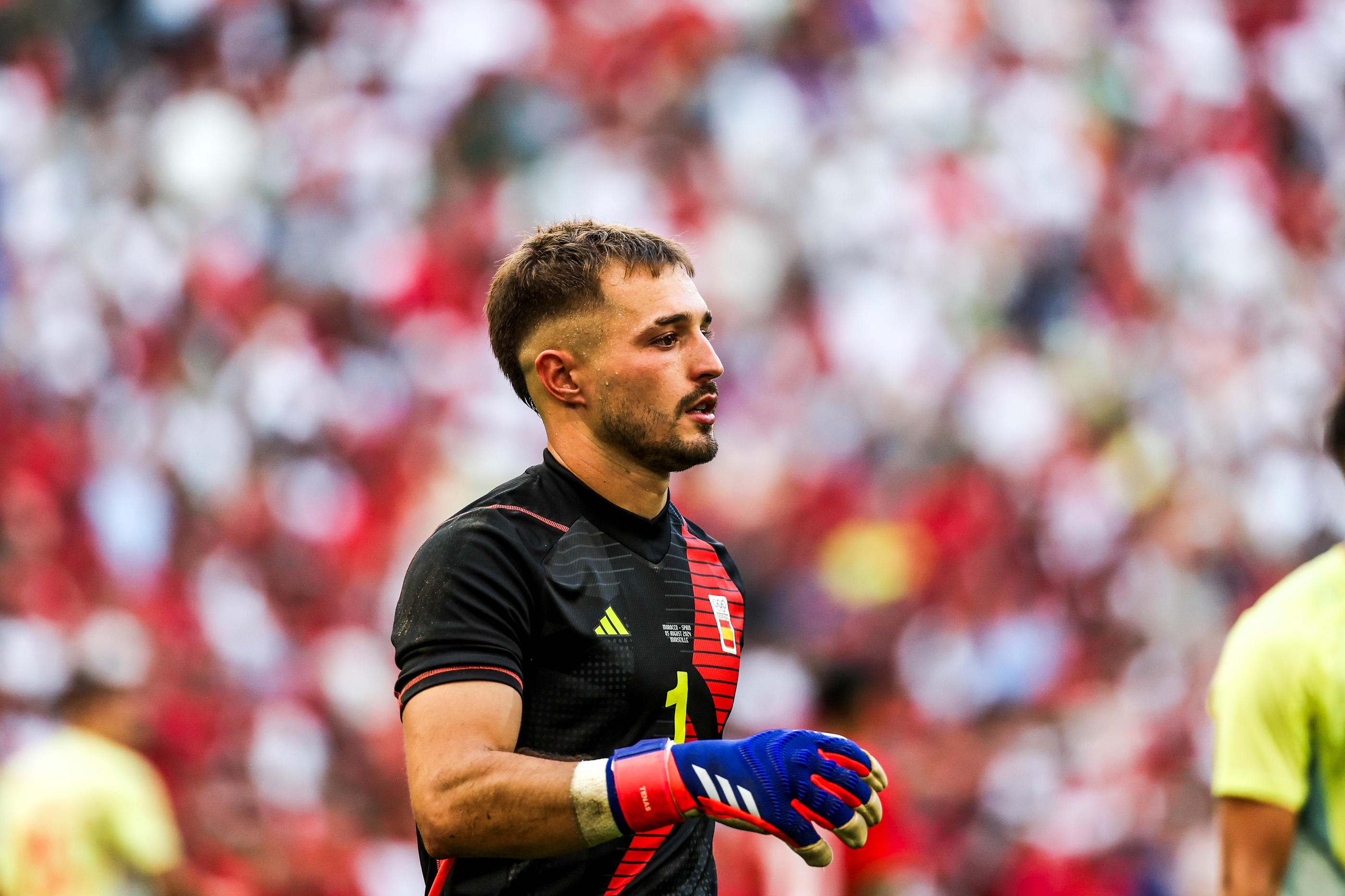 Après la victoire de l'Espagne en finale du tournoi olympique (5-3 a.p), Arnau Tenas a sonné au portique de sécurité avec sa médaille d'or. (Photo by Johnny Fidelin/Icon Sport)