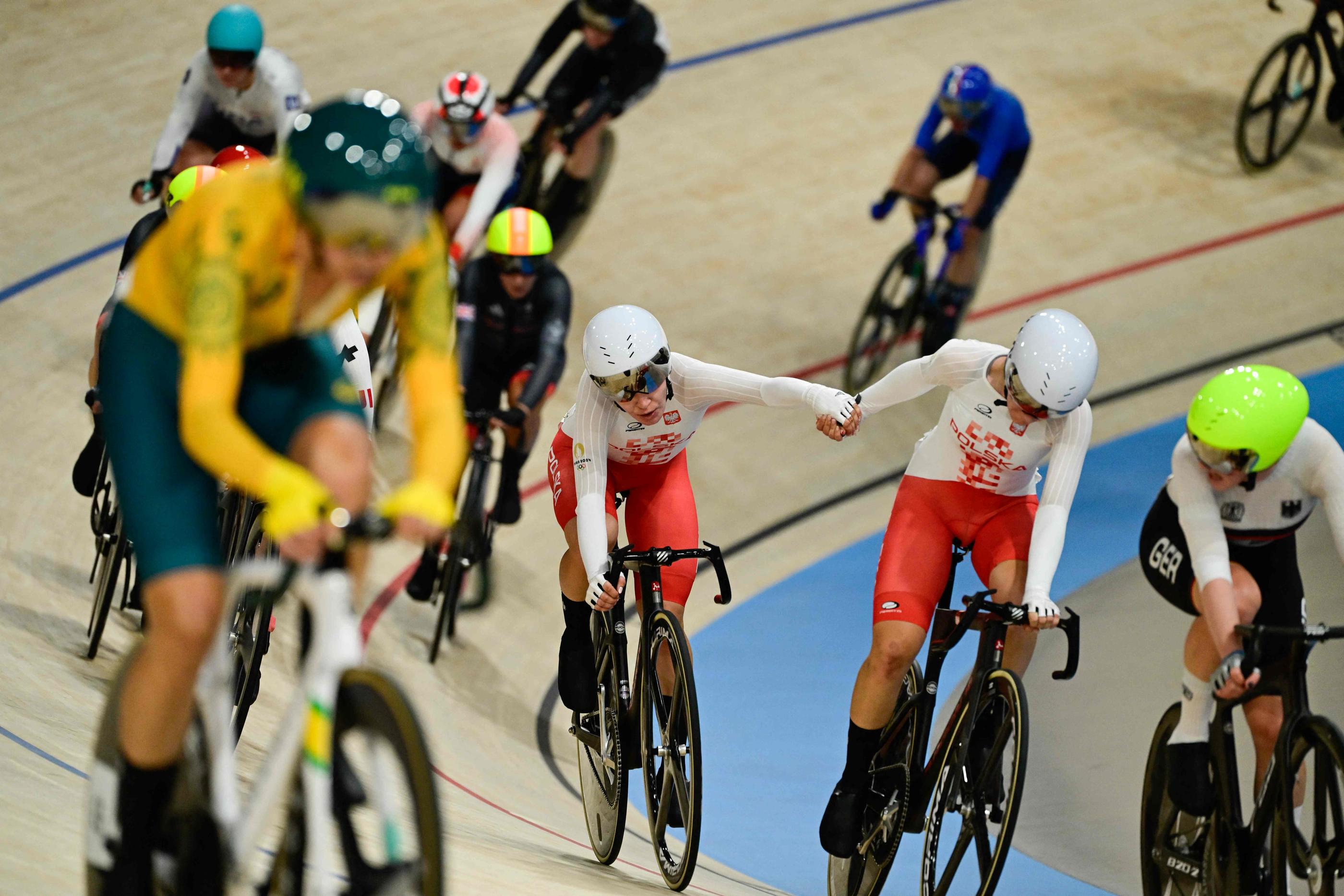 A l'image des Polonaises (ici le 9 août), les coureurs de l'épreuve masculine de Madison vont se relayer en se propulsant avec les bras, une discipline spectaculaire. AFP/John Macdougall