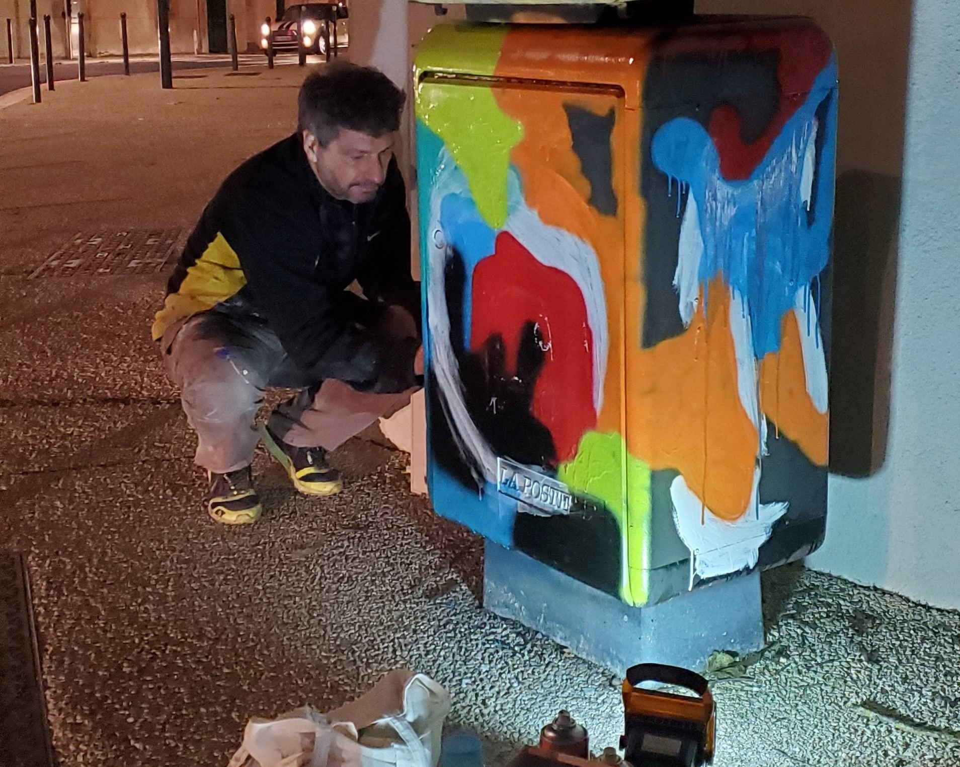 Le sculpteur et peintre orléanais Pascal Nottin rend ici hommage à Jean-Michel Basquiat en esquissant sur une boîte postale une œuvre... qui sera plus tard recouverte par les services de la mairie d'Orléans. LP/Elodie Cerqueira
