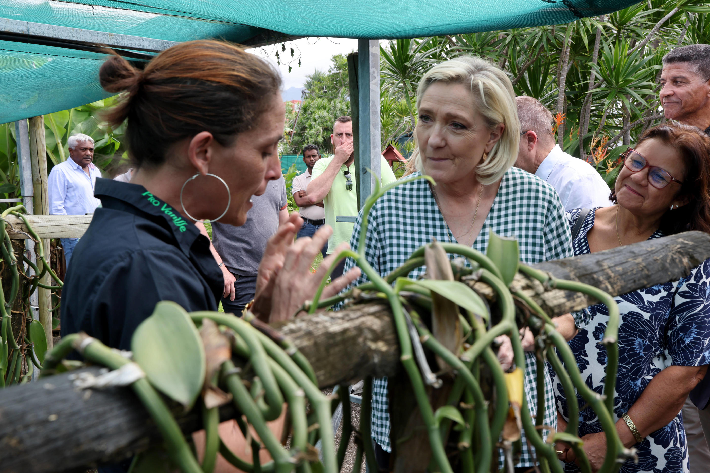 La Réunion, le 18 avril. Marine Le Pen a visité une coopérative de producteurs de vanille sur l'île, devenue un terrain prioritaire de récolte électorale pour le RN. Sipa/Alain Robert