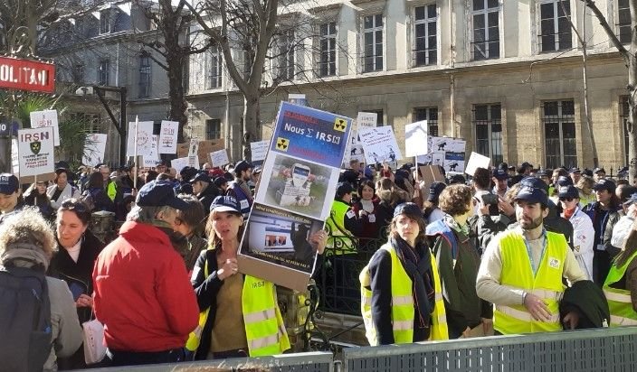 Paris (VIIe), ce lundi 20 février. Entre 500 et 600 salariés de l'Institut de radioprotection et de sûreté nucléaire (IRSN) ont manifesté contre la suppression de leur établissement devant le ministère de la Transition énergétique. DR