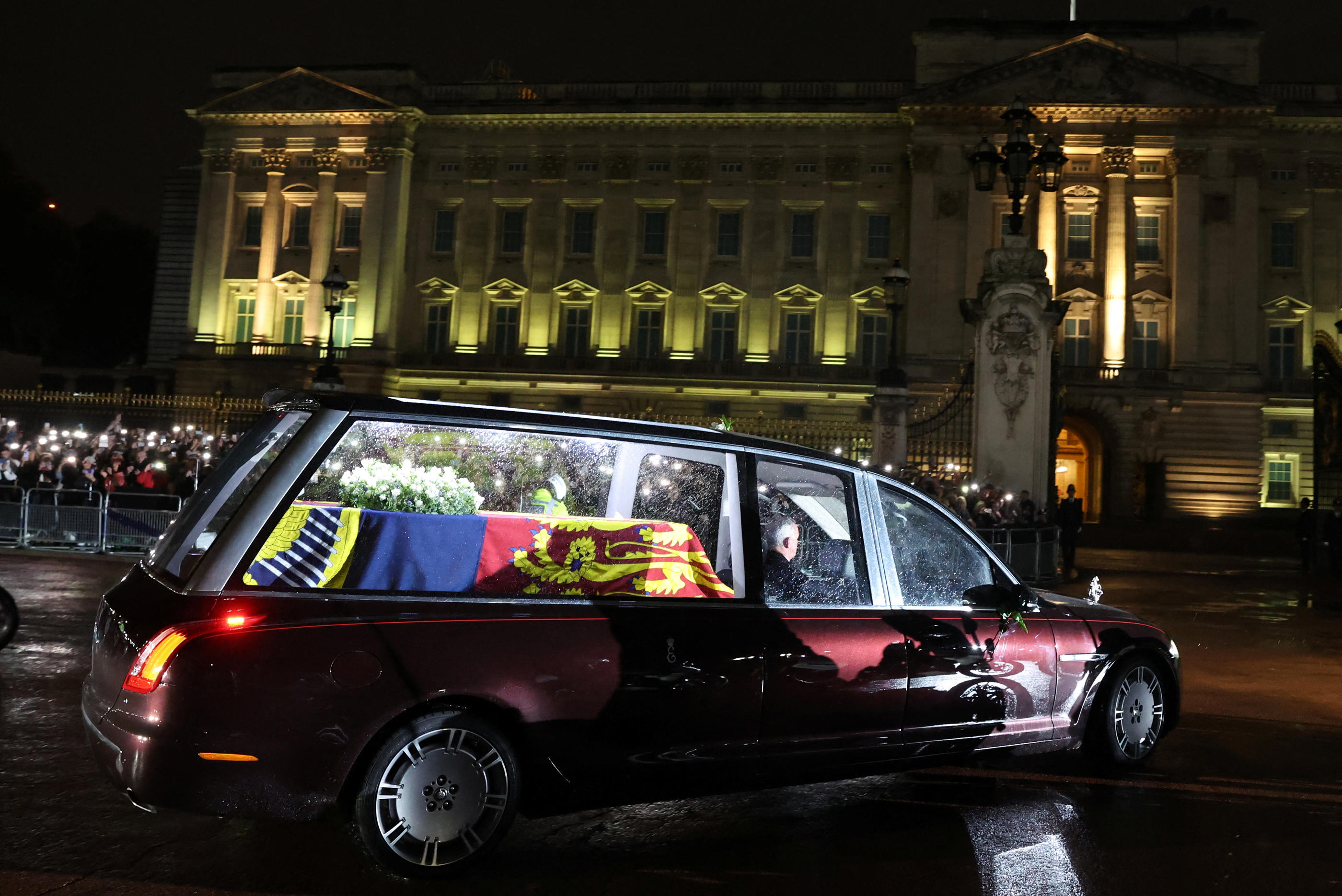 Le cercueil de la reine Elisabeth II est arrivé ce mardi soir à Buckingham. Reuters/Paul Childs