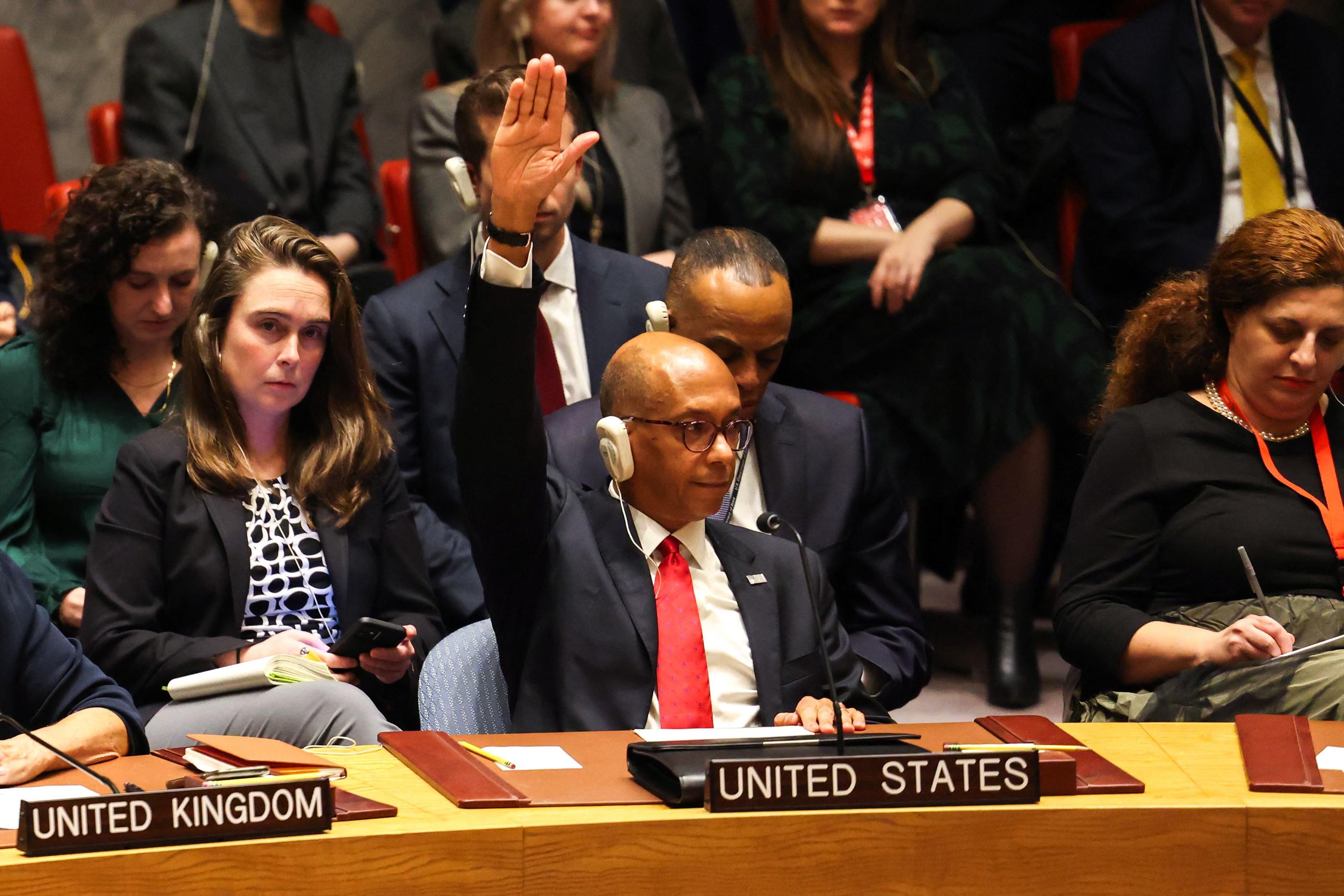 New York, le 8 décembre 2023. L'ambassadeur des États-Unis auprès des Nations Unies, Robert A. Wood, vote contre un projet de résolution appelant à un cessez-le-feu, lors d'une réunion du Conseil de sécurité des Nations Unies sur Gaza. Charly TRIBALLEAU/AFP