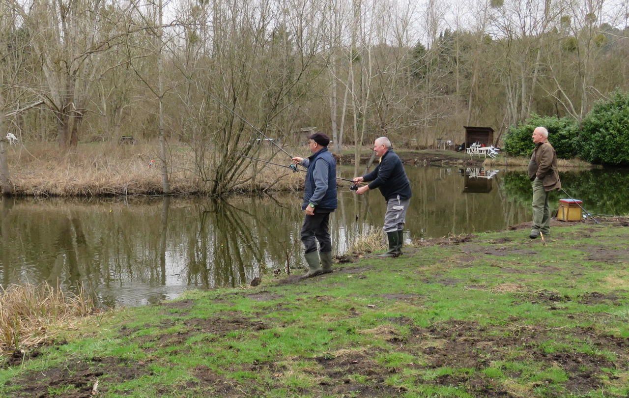 <b></b> Étréchy, jeudi. À deux jours de l’ouverture de la pêche à la truite, les pêcheurs s’échauffent aux étangs privés de la prairie de Fontaine-Liveau. LP/F.L.