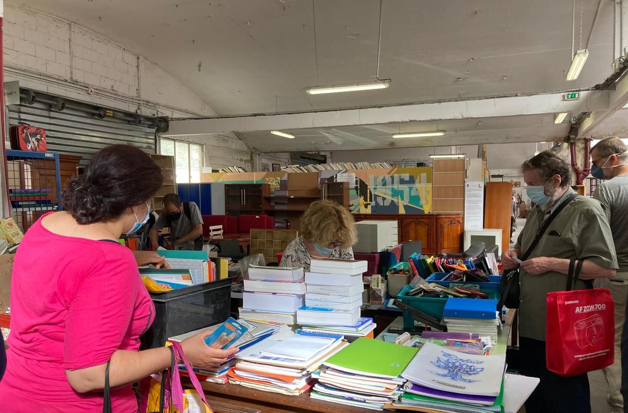 <b></b> Ivry-sur-Seine (Val-de-Marne). Tous les ans, la communauté Emmaüs distribue des fournitures scolaires à prix cassés.