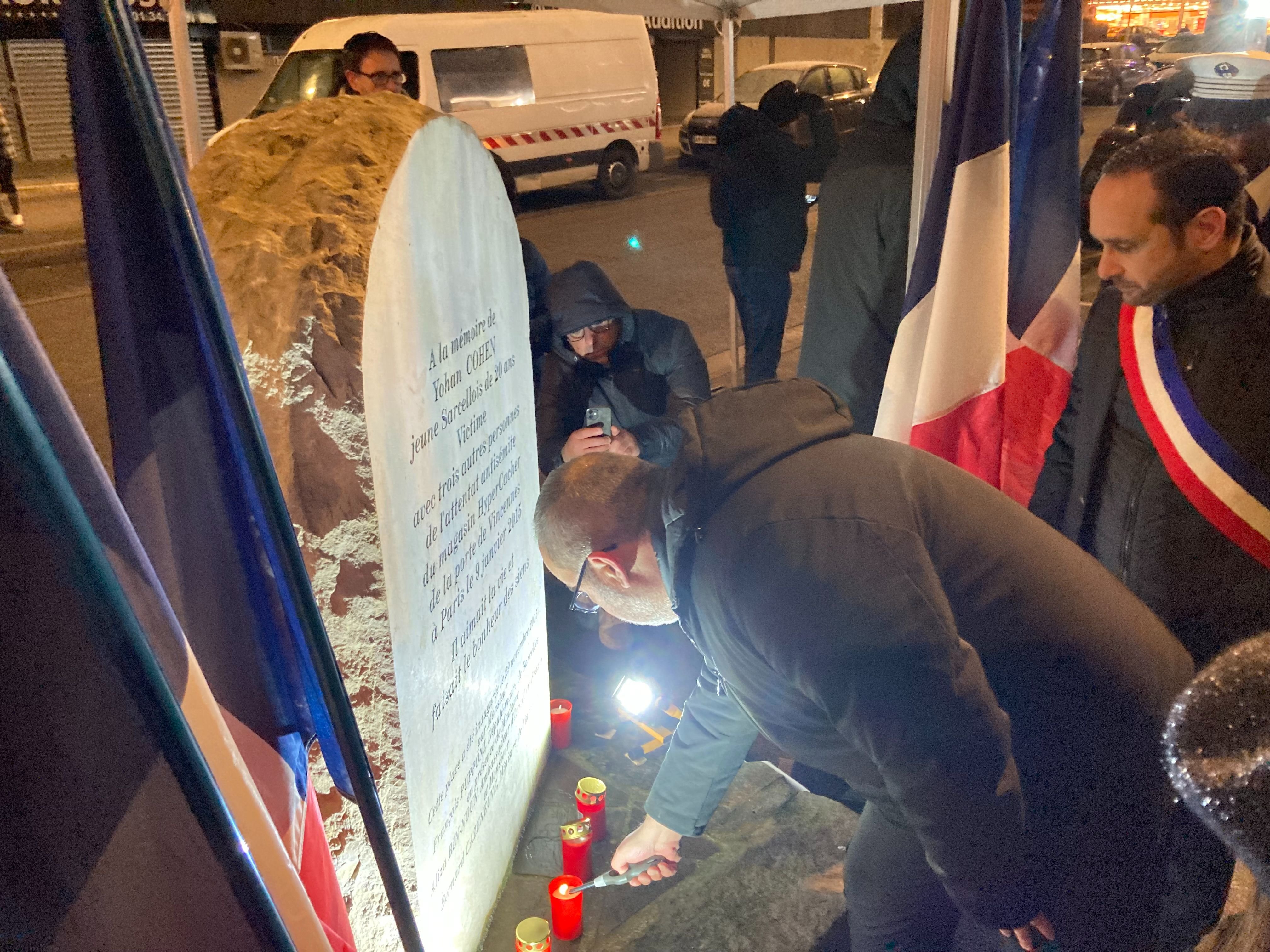 Sarcelles (Val-d'Oise), ce dimanche soir. Éric Cohen a allumé la première bougie sur la stèle en hommage à son fils Yohan, 20 ans, tué dans l'attaque terroriste de l'Hyper Cacher en 2015. LP/Anne Collin