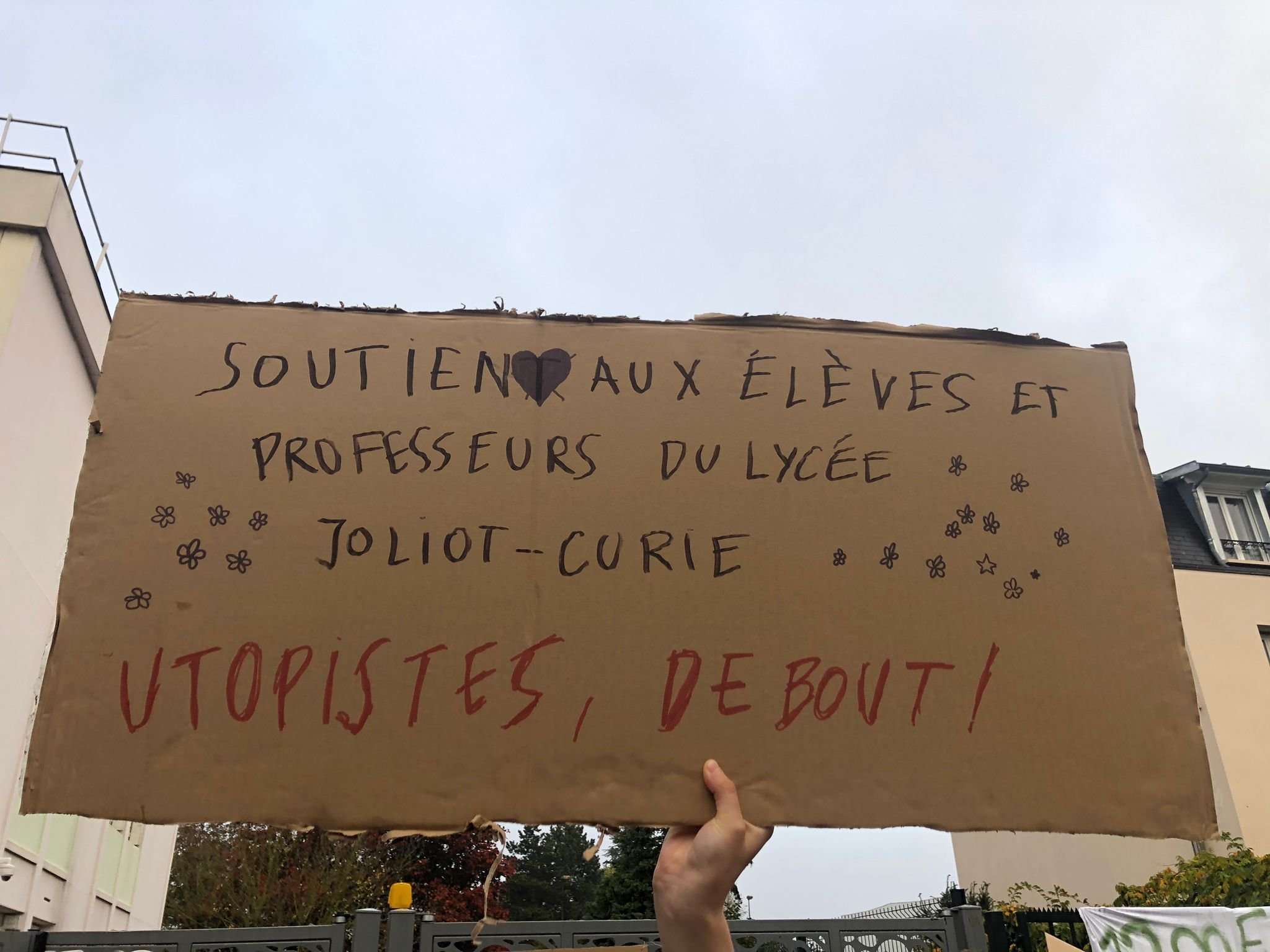 Clamart, le 18 octobre. Au lycée Jacques-Monod, certains ont aussi affiché leur soutien à d'autres établissements, comme Joliot-Curie à Nanterre. DR