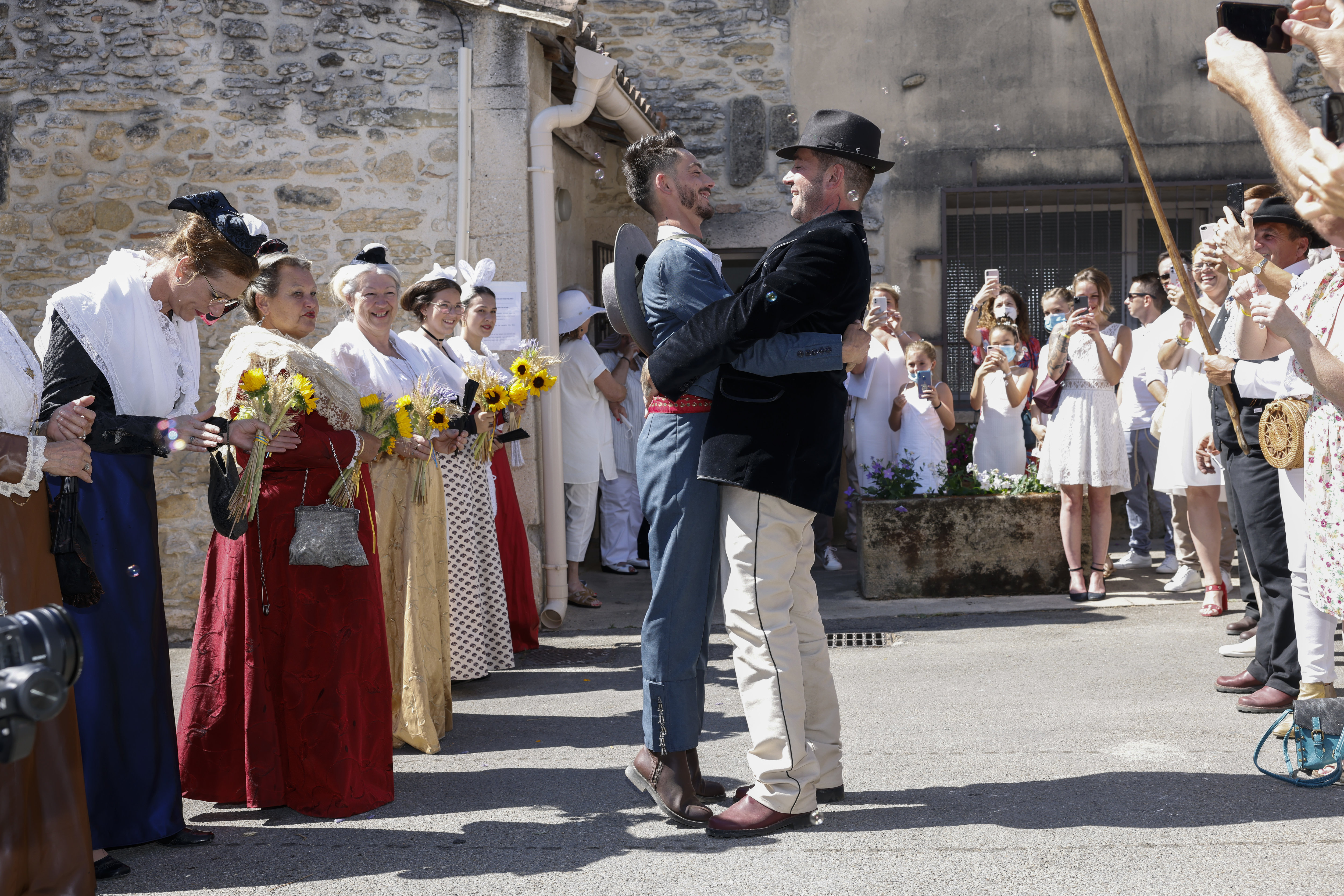 L Amour Est Dans Le Pre Le Mariage De Mathieu Et D Alexandre Dans L œil Du Parisien Le Parisien