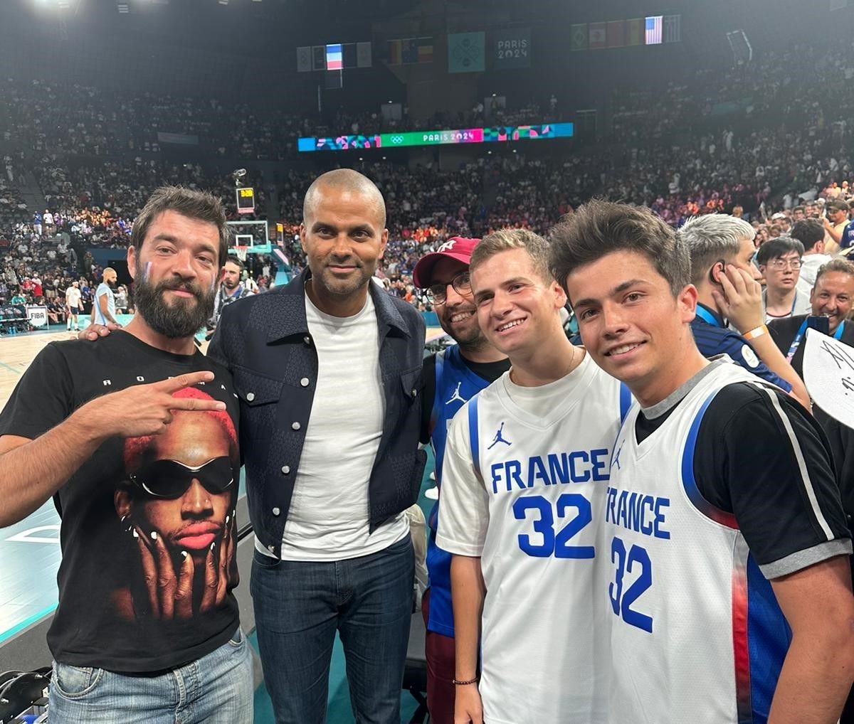 À la mi-temps, puis après la finale des Bleus du basket, les quatre chanceux ont pu encore discuter avec Tony Parker, l'ancienne star internationale Bleus aux 181 sélections. DR