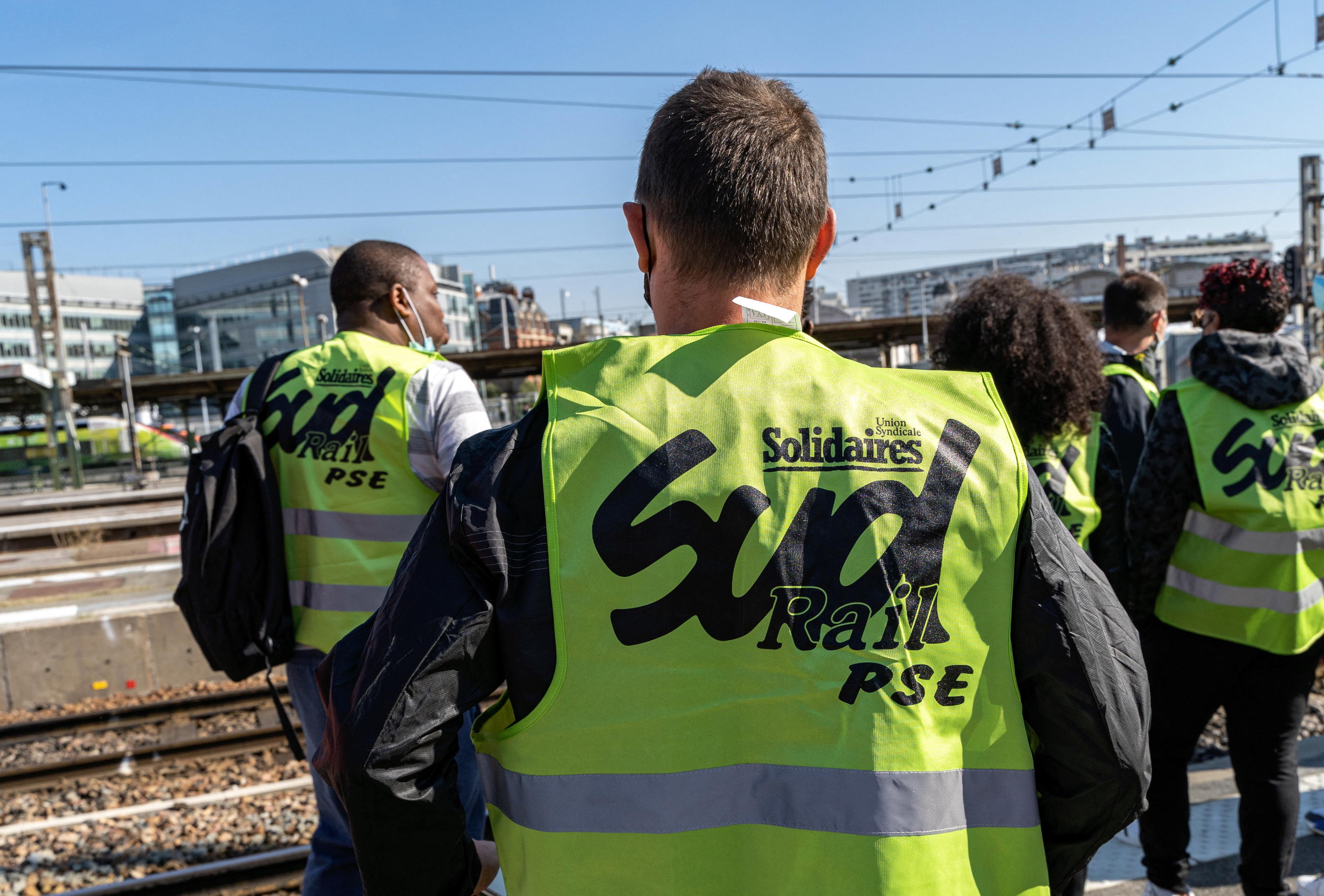 Le trafic sera très fortement perturbé ce mardi pour les trains de banlieue et les RER exploités par la SNCF, en raison d’une grève des cheminots franciliens. Hans Lucas via AFP/Dana Tentea