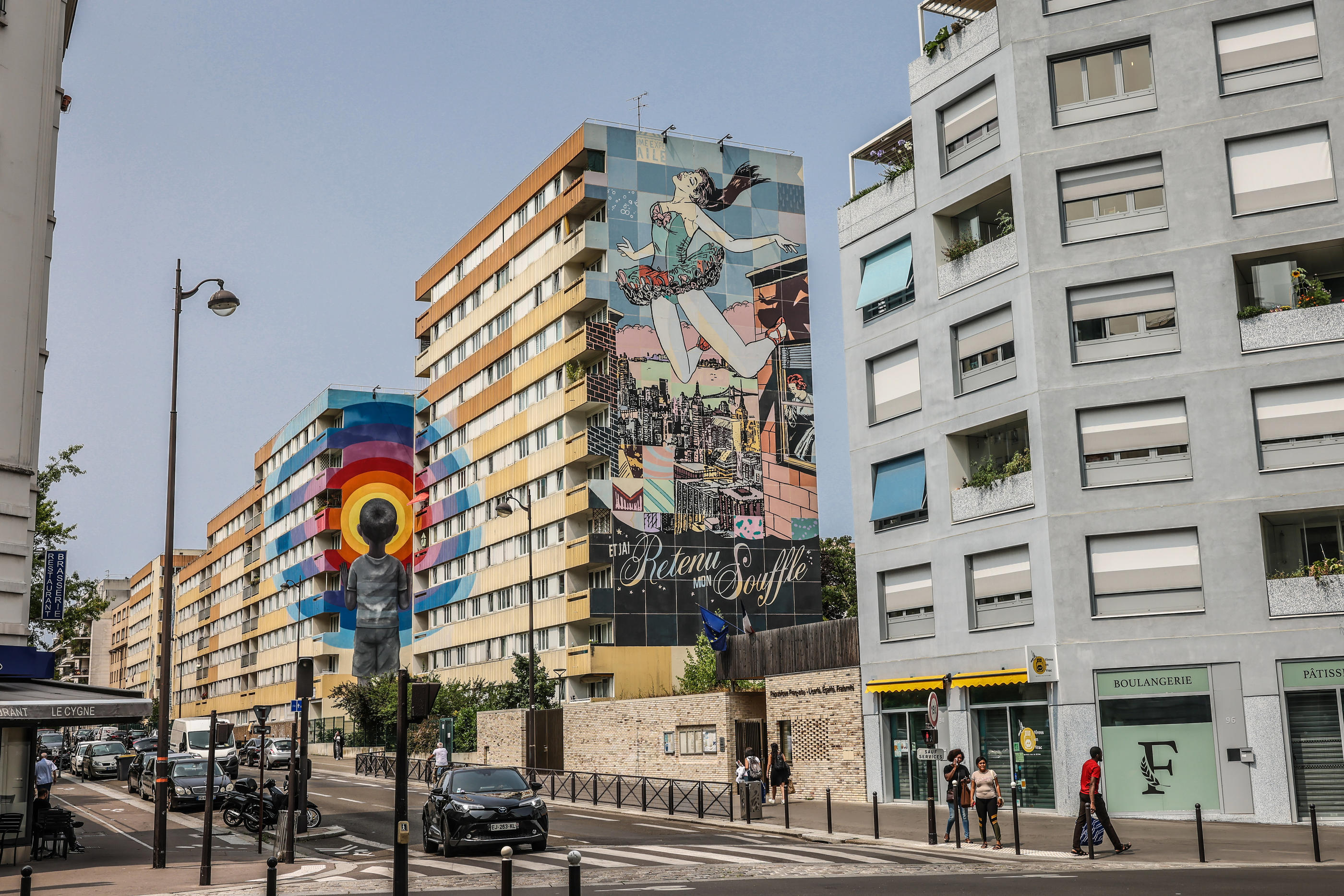 Boulevard Vincent-Auriol, à Paris (XIIIe), de nombreuses fresques de street artists reconnus dans le monde entier sont à admirer sur les façades d'immeubles. LP/Fred Dugit