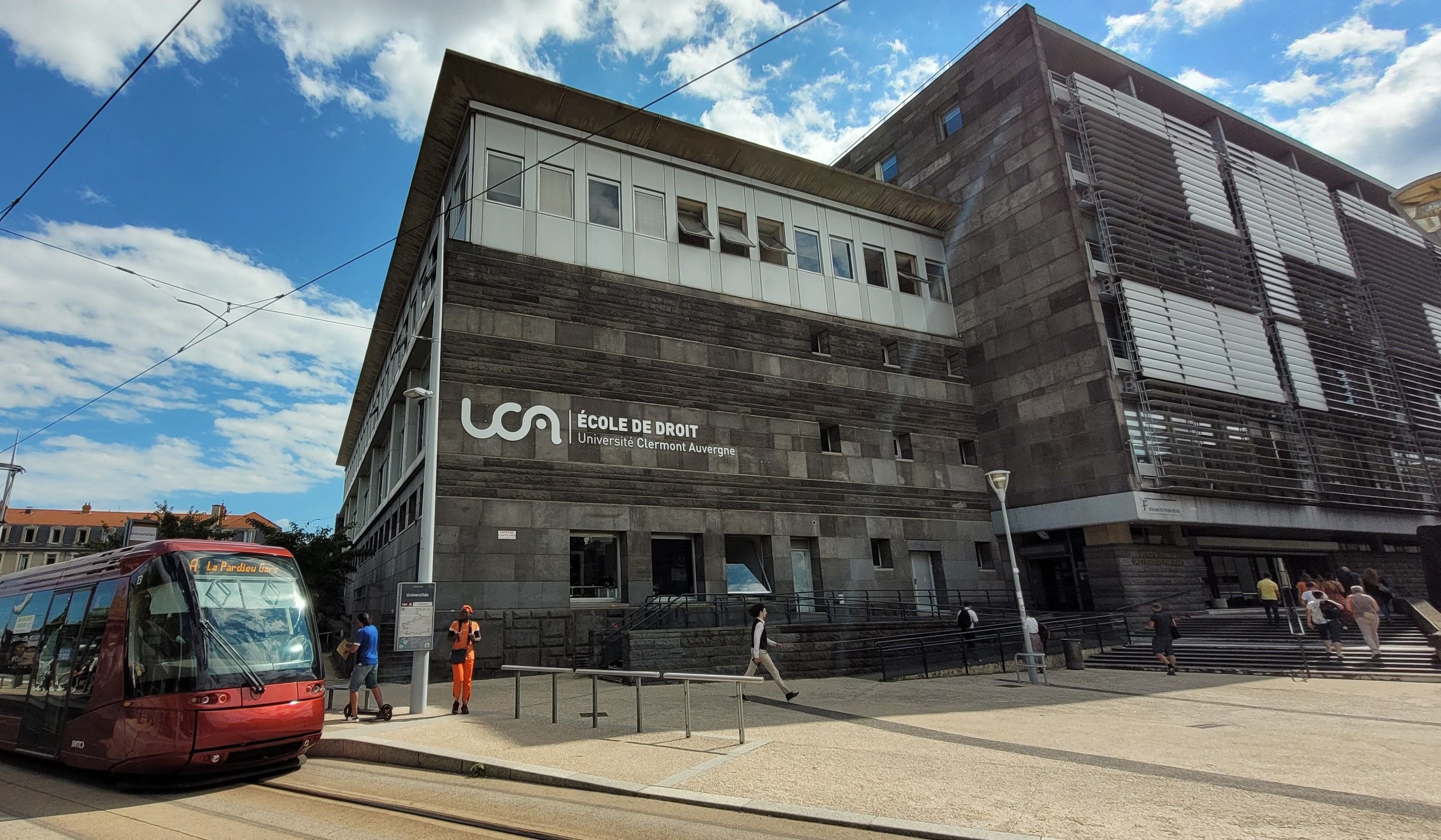 « Nous avons souffert depuis deux ans de l’inflation du coût de l’énergie, explique Mathias Bernard, le président de l’Université Clermont Auvergne. Nous avons 350 000 m² de bâtiments à chauffer. Cela nous a coûté 20 millions d’euros en 2023 contre 7 millions d’euros l’année précédente. » LP/Geneviève Colonna d'Istria