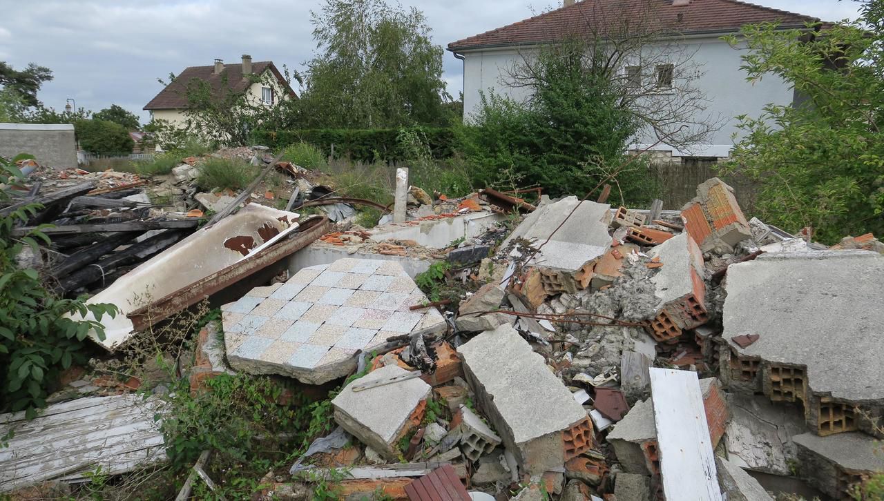 <b></b> Le Coudray-Montceaux, ce jeudi. Plus de trois ans après, ce qu’il reste de la maison après l’explosion qui s’est produite le 16 mars 2014, n’a pas bougé. 