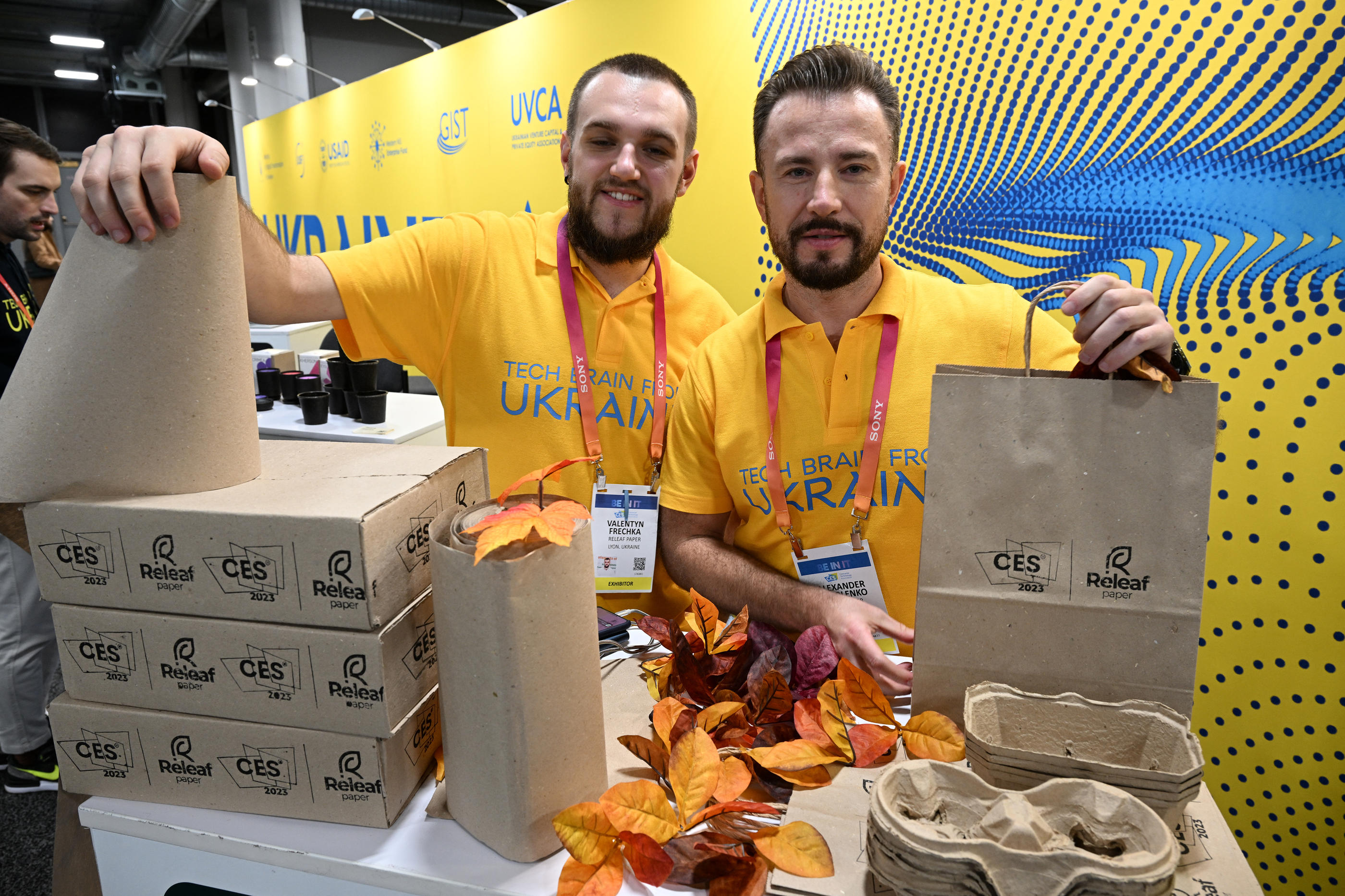 Le biologiste ukrainien Valentyn Frechka (à gauche) et Alexander Sobolenko (à droite), le co-fondateur de Releaf Paper, ici en janvier 2023 à Las Vegas (Etats-Unis). AFP/Robyn Beck