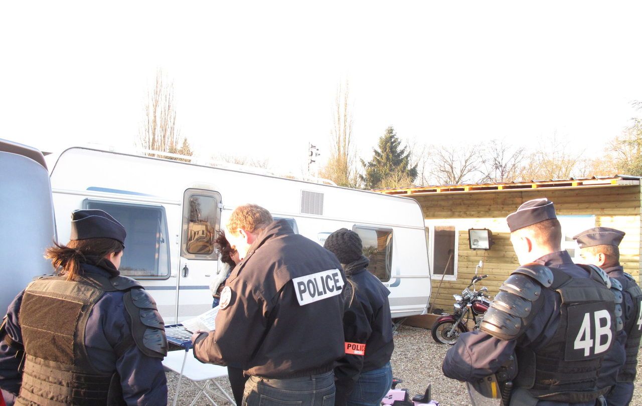 <b>Vernouillet, février 2015.</b> Une opération de police a été menée, ce vendredi matin, au camp des gens du voyage de Vernouillet. 