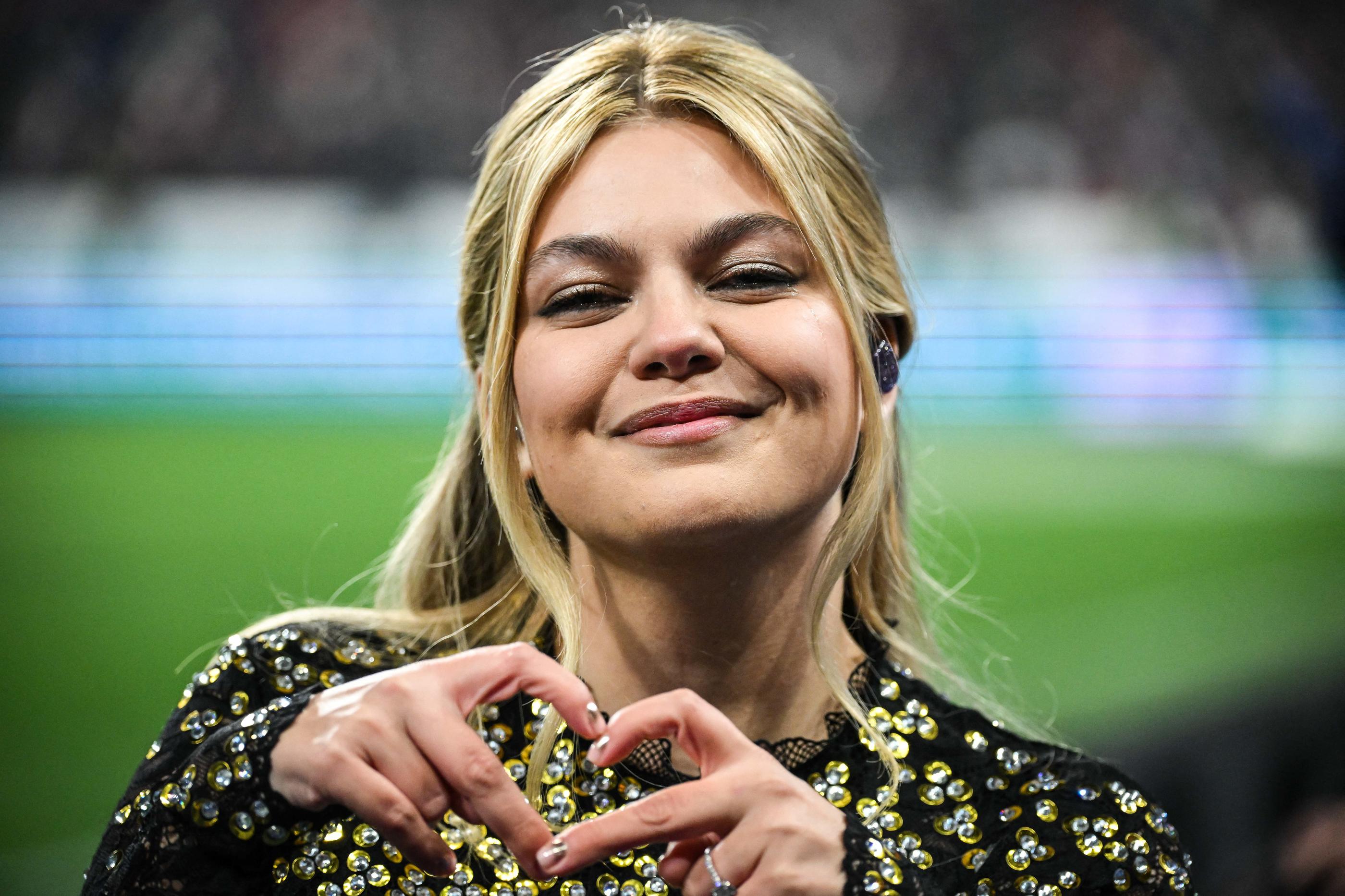 Eurovision 2025 : Louane ovationnée pour sa première prestation de « Maman » en direct - Le Parisien