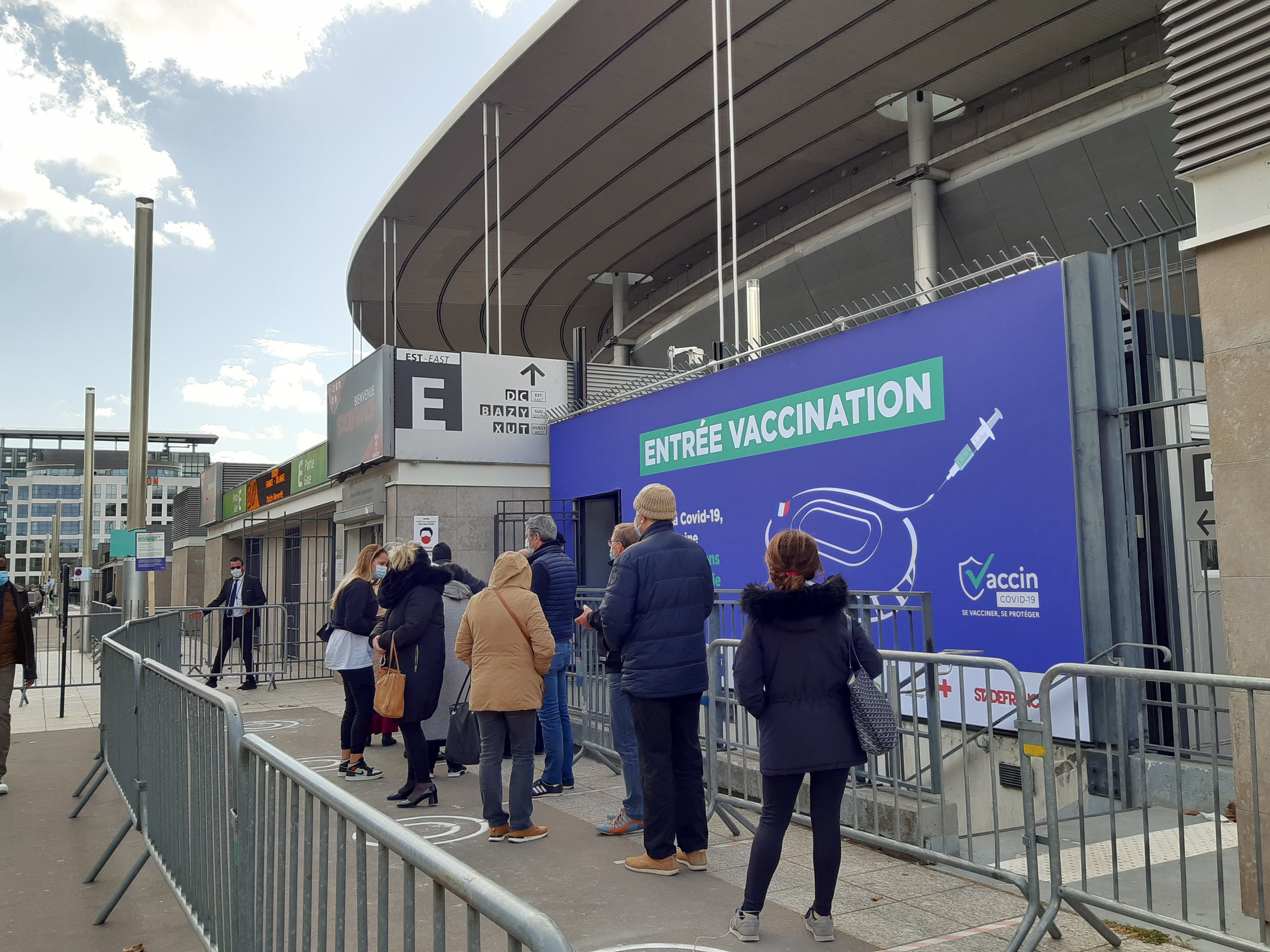 Au Stade de France à Saint-Denis, l'objectif est 10 000 vaccinations par semaine.