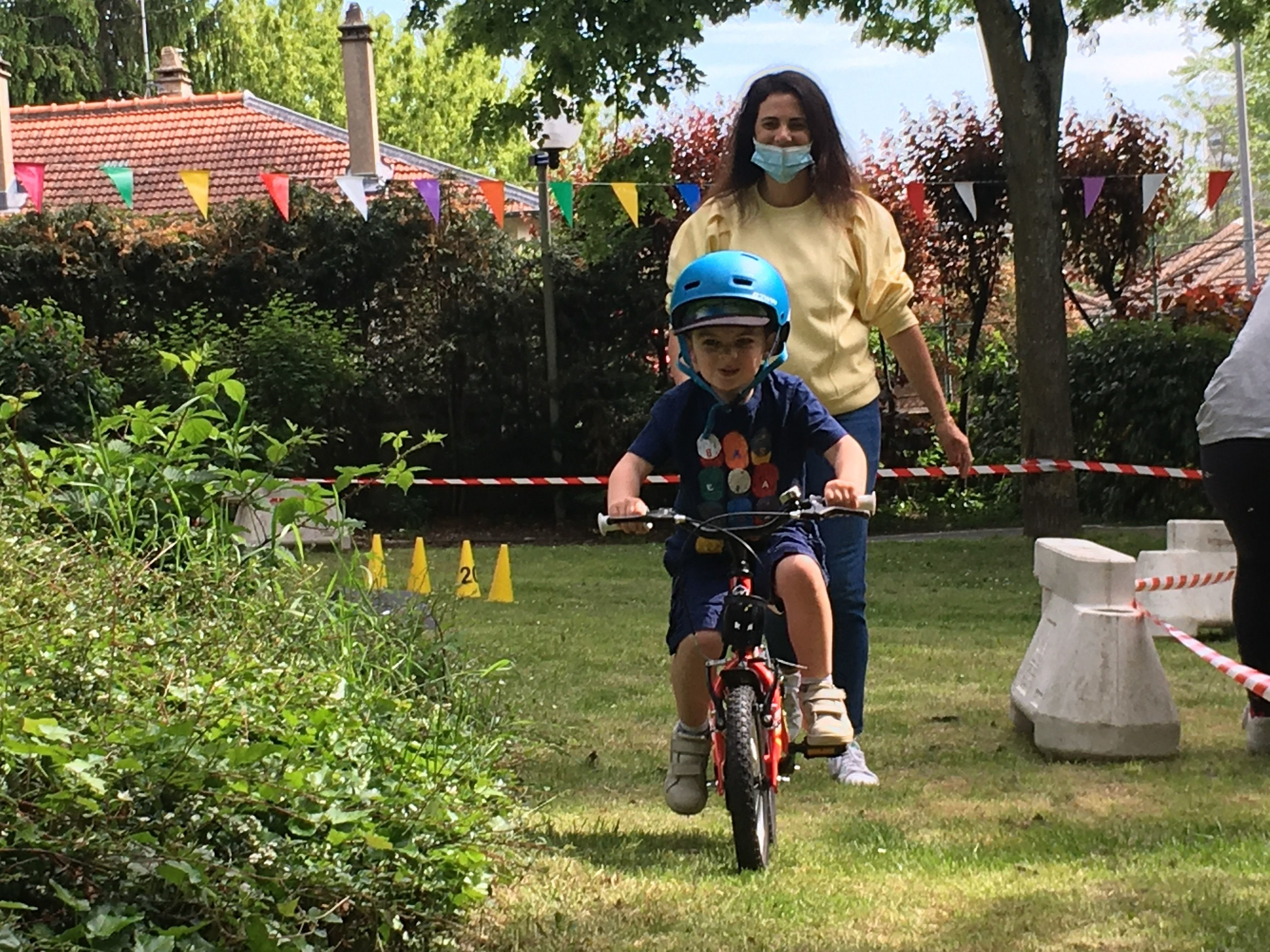 Fontenay-aux-Roses, ce samedi. Si elle reconnaît ne pas être une grande adepte du deux-roues, Julie dit encourager son fils Eden, 4 ans, à la pratique du vélo.