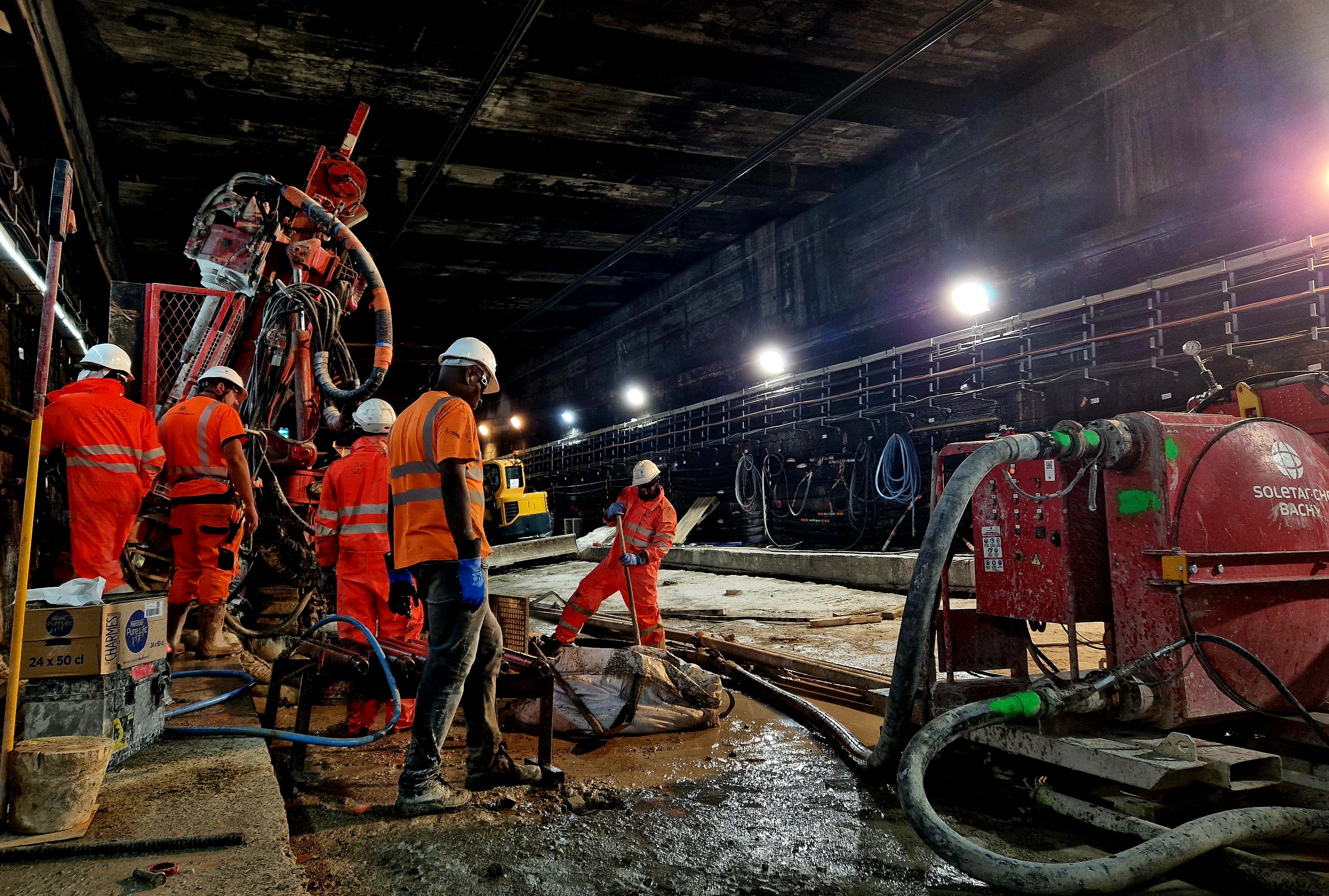Paris, le 31 juillet 2023. Les travaux d'été du RER C se poursuivent. 220 personnes sont mobilisées dans le tunnel entre les Invalides et Pont-de-l’Alma. Sarah Costes