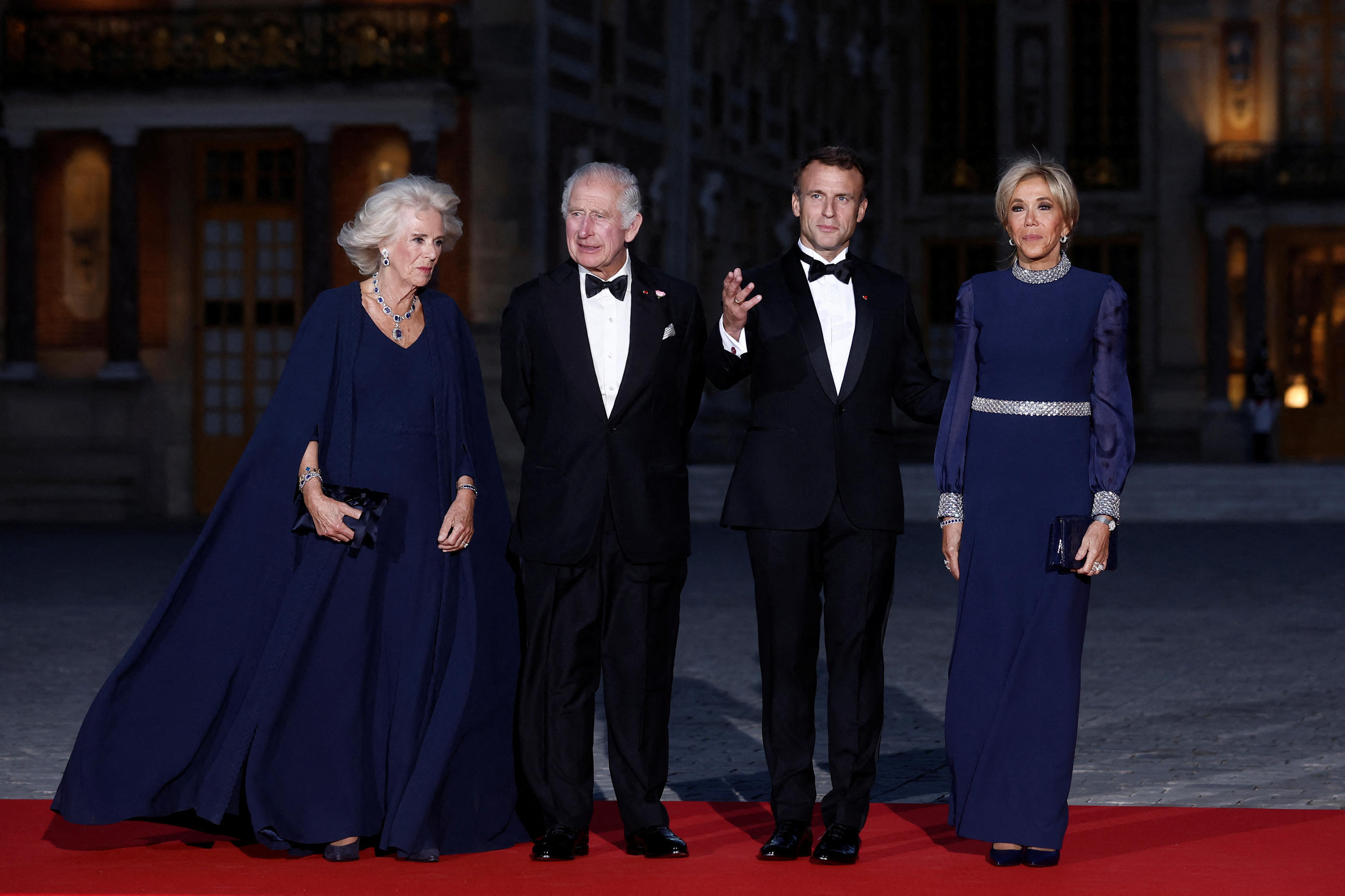  Le président Emmanuel Macron et Brigitte Macron, aux côtés du roi Charles III et de son épouse Camilla à Versailles. REUTERS/Benoit Tessier