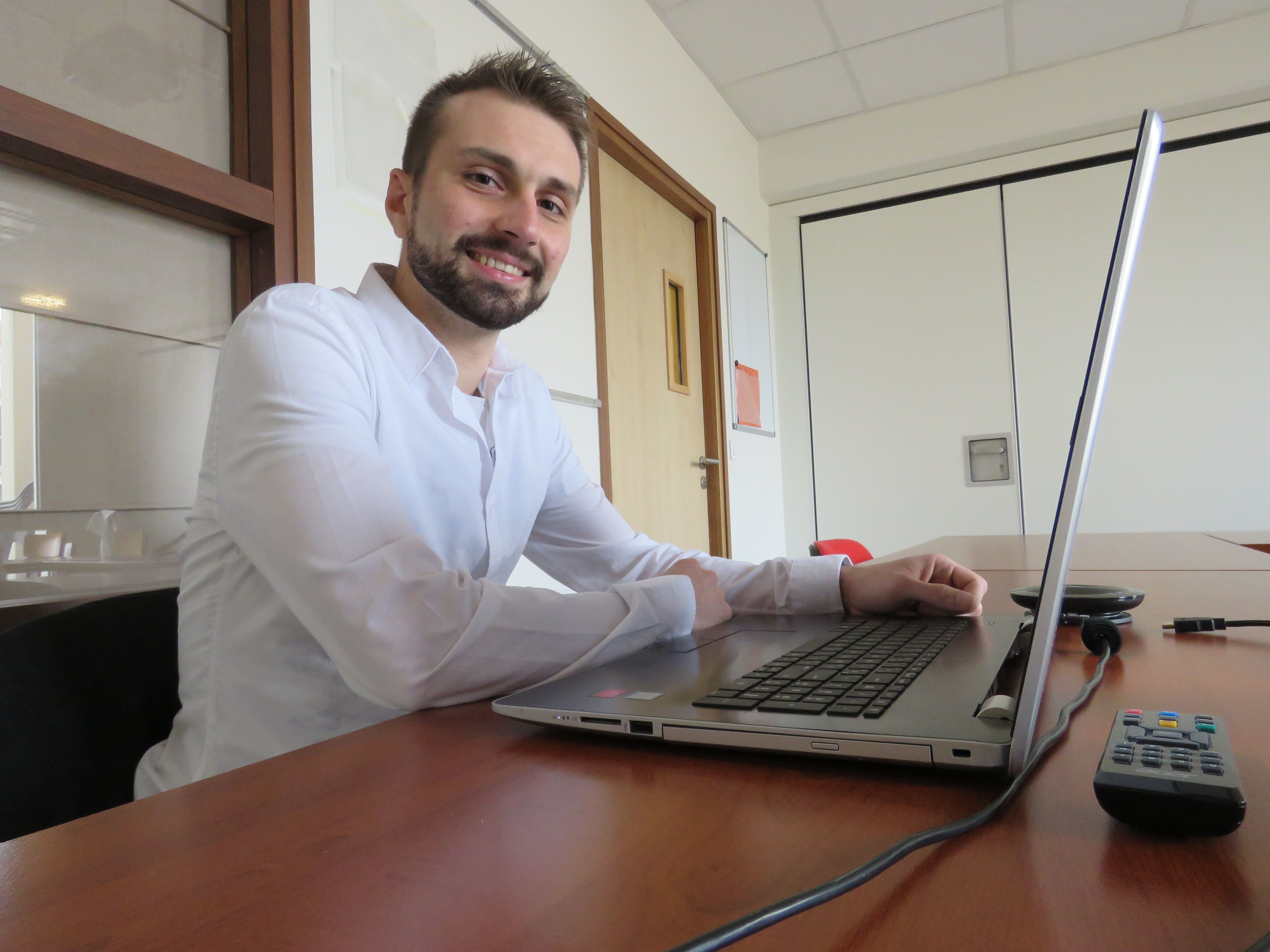 Margny-lès-Compiègne, mardi. Esteban Chalois préside la nouvelle association GEM Autiste Compiègne. Unique dans l'Oise, elle apporte soutien et écoute pour les personnes autistes adultes. LP/Stéphanie Forestier.