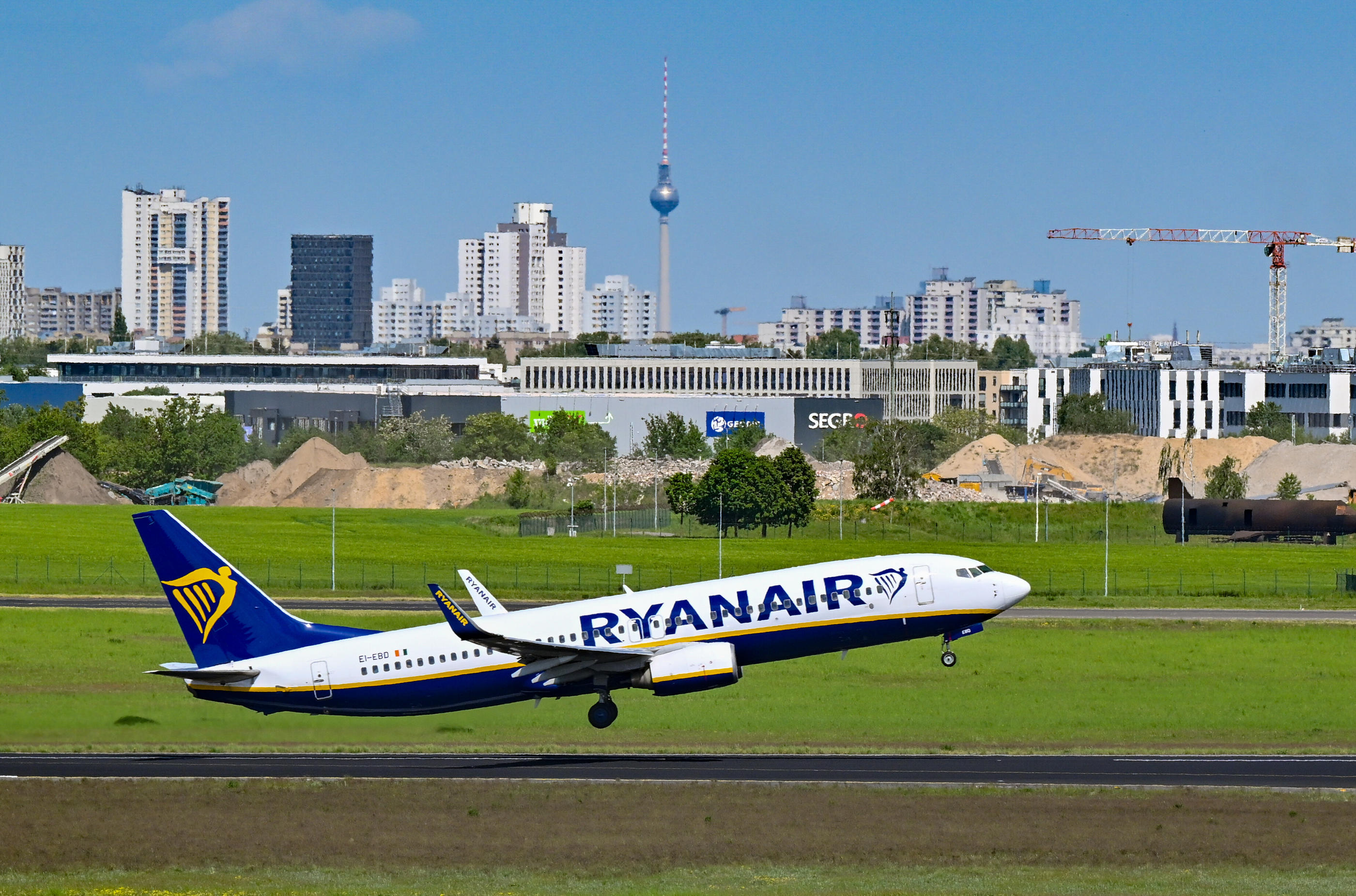 Suite à plusieurs altercations entre un couple de britanniques ivres et les autres passagers de l'avion ainsi que le personnel, un vol Ryanair partant de Manchester à destination d'Ibiza est forcé d'atterrir à Toulouse-Blagnac. La police Aux Frontières (PAF) a interpellé les deux passagers dès que l'avion s'est posé à l'aéroport.  (Photo: Patrick Pleul/dpa)