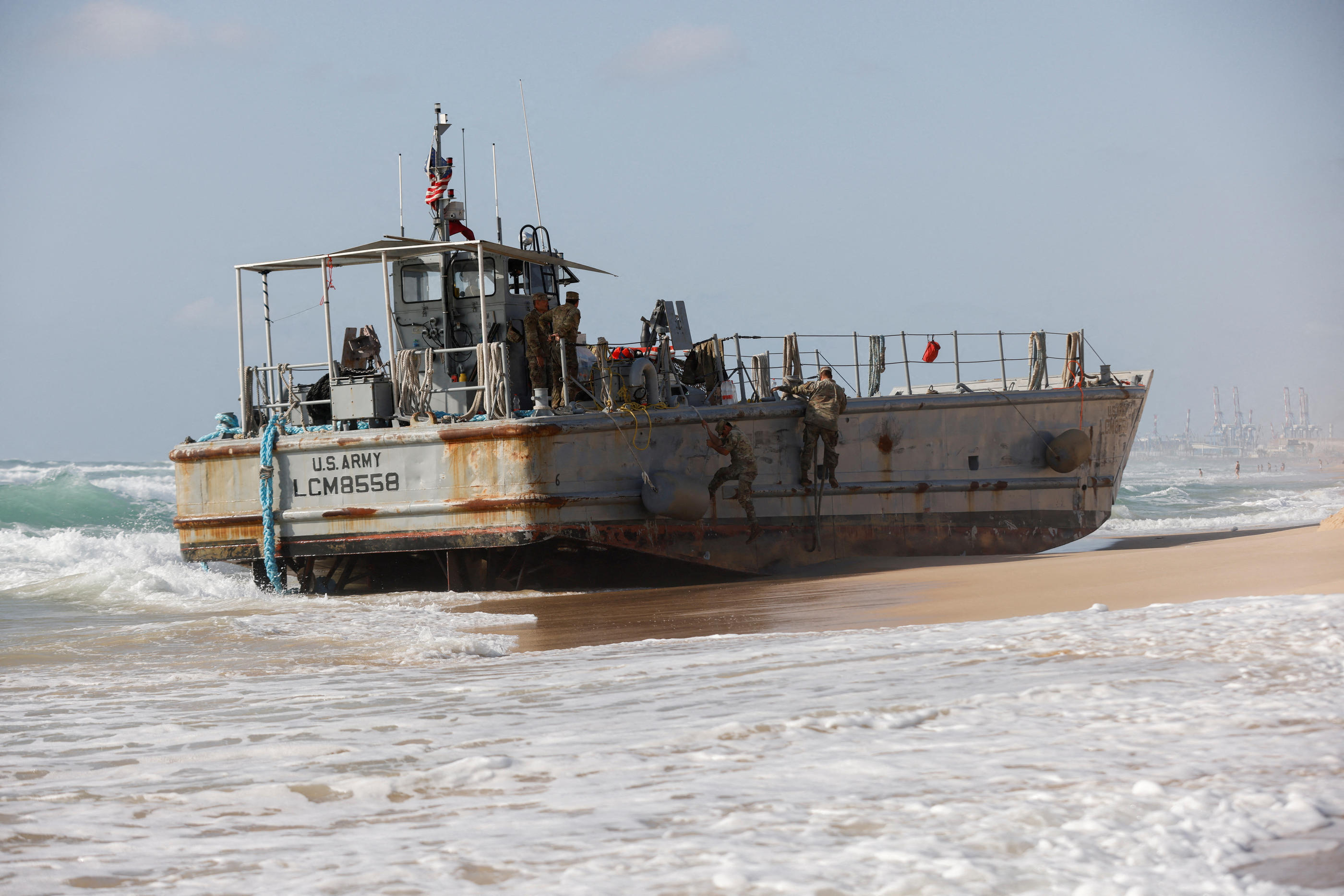 Deux des quatre navires se sont échoués samedi sur la côte israélienne près d’Ashkelon. Reuters / Amir Cohen