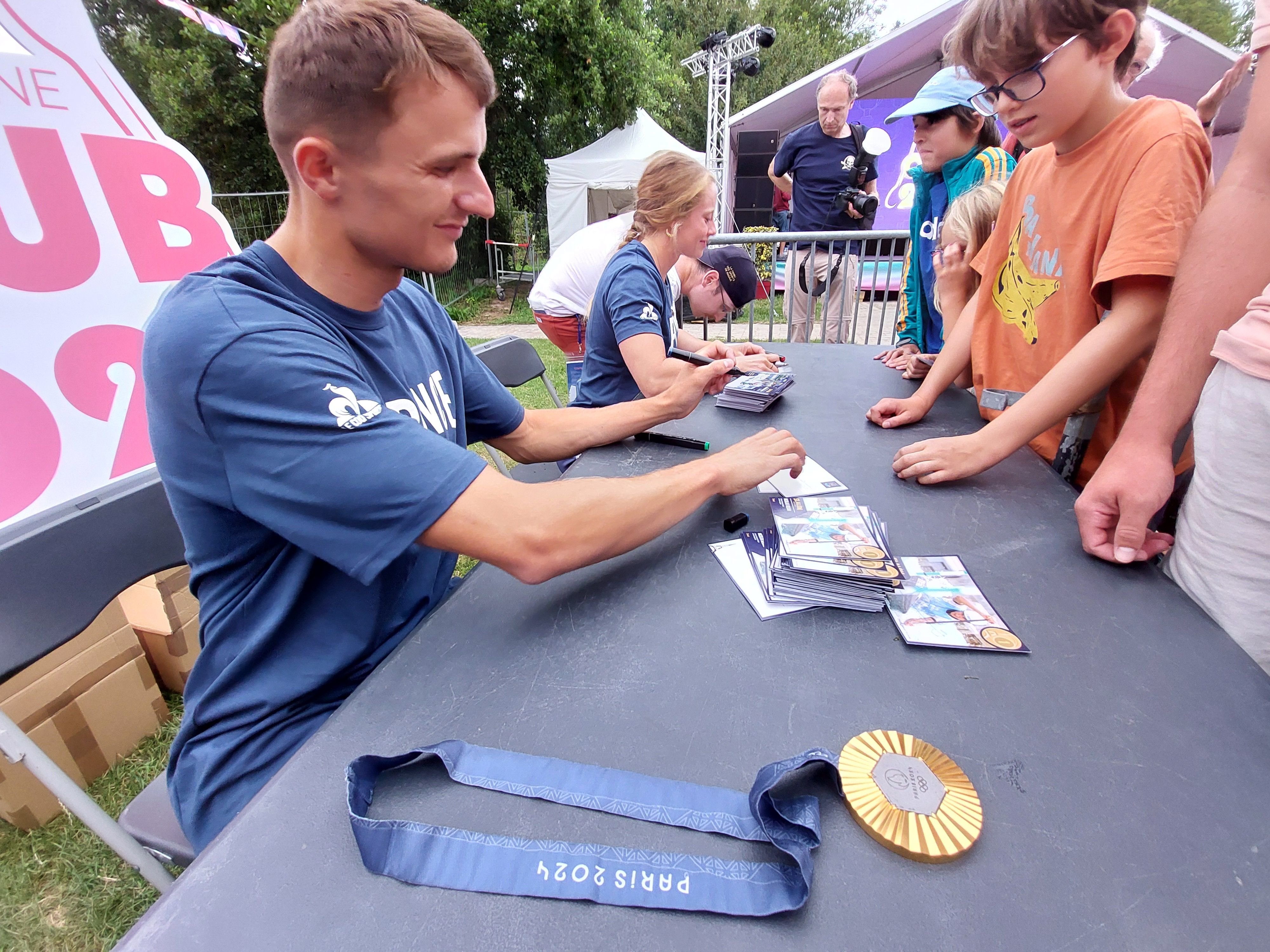 Torcy (Seine-et-Marne), ce samedi soir. Les céistes français Nicolas Gestin, champion olympique de canoë slalom, et Marjorie Delassus ont signé des autographes à un public de fans de toutes les générations. LP/S.B.