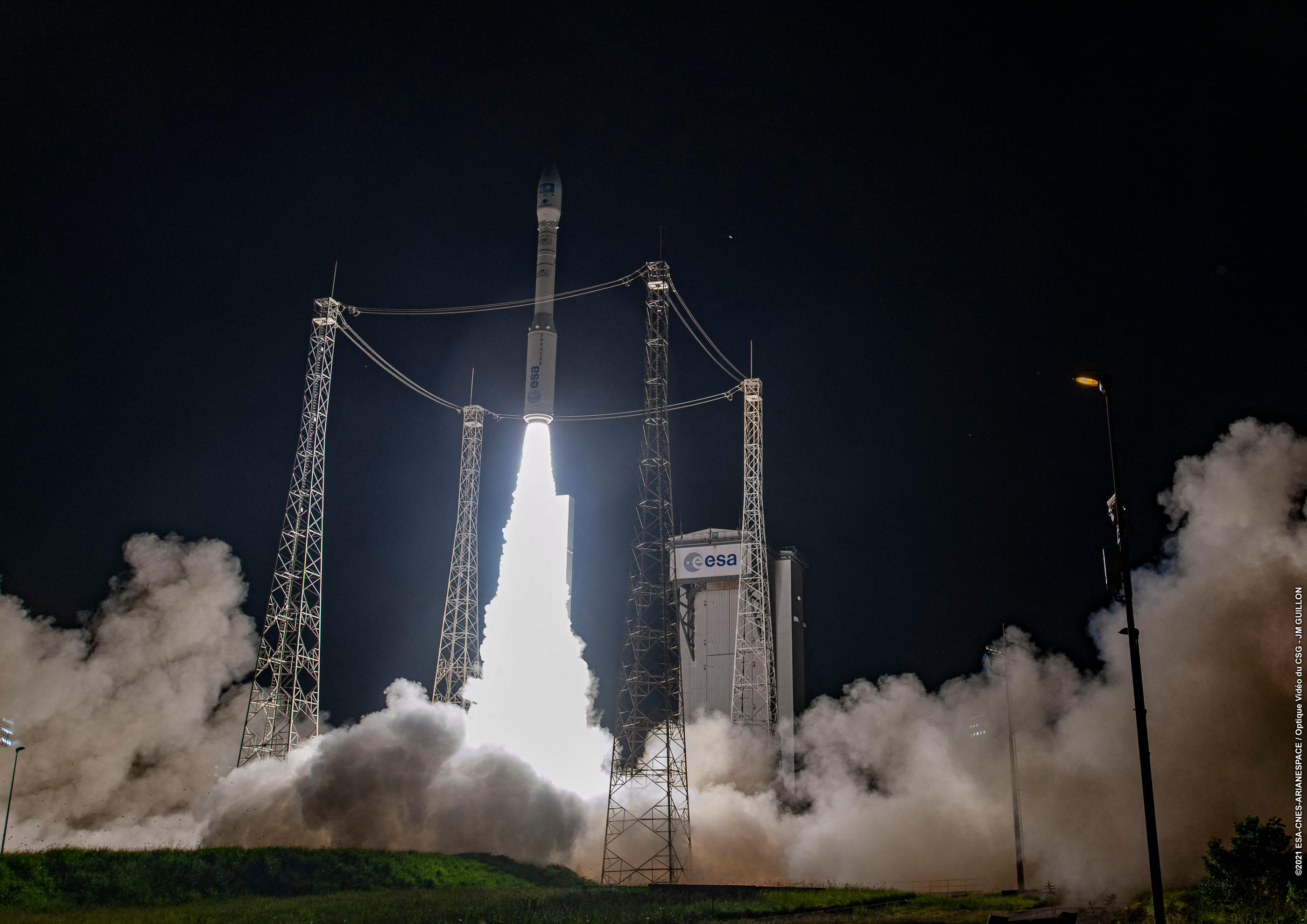 La fusée européenne Vega VV18, décollant de sa rampe de lancement à Kourou, au Centre spatial européen en Guyane française, le 28 avril 2021. JM GUILLON and Handout / CNES / AFP