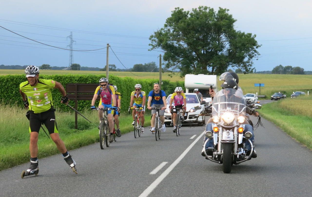 <b>Othis, ce jeudi.</b> Une quinzaine de cyclistes et motards ont rejoint Gérard Proteau à l’église de Ver-sur-Launette, pour l’accompagner dans la 104e étape de son raid, jusqu’à la mairie d’Othis. 