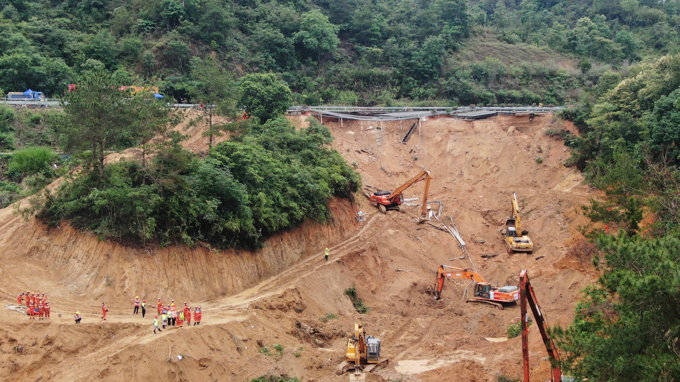 Une photographie prise ce 2 mai 2024 montre des sauveteurs travaillant sur le site d'un effondrement d'autoroute sur l'autoroute Meizhou-Dabu à Meizhou, dans le Guangdong, dans le sud de la Chine. Xinhua/Wang Ruiping