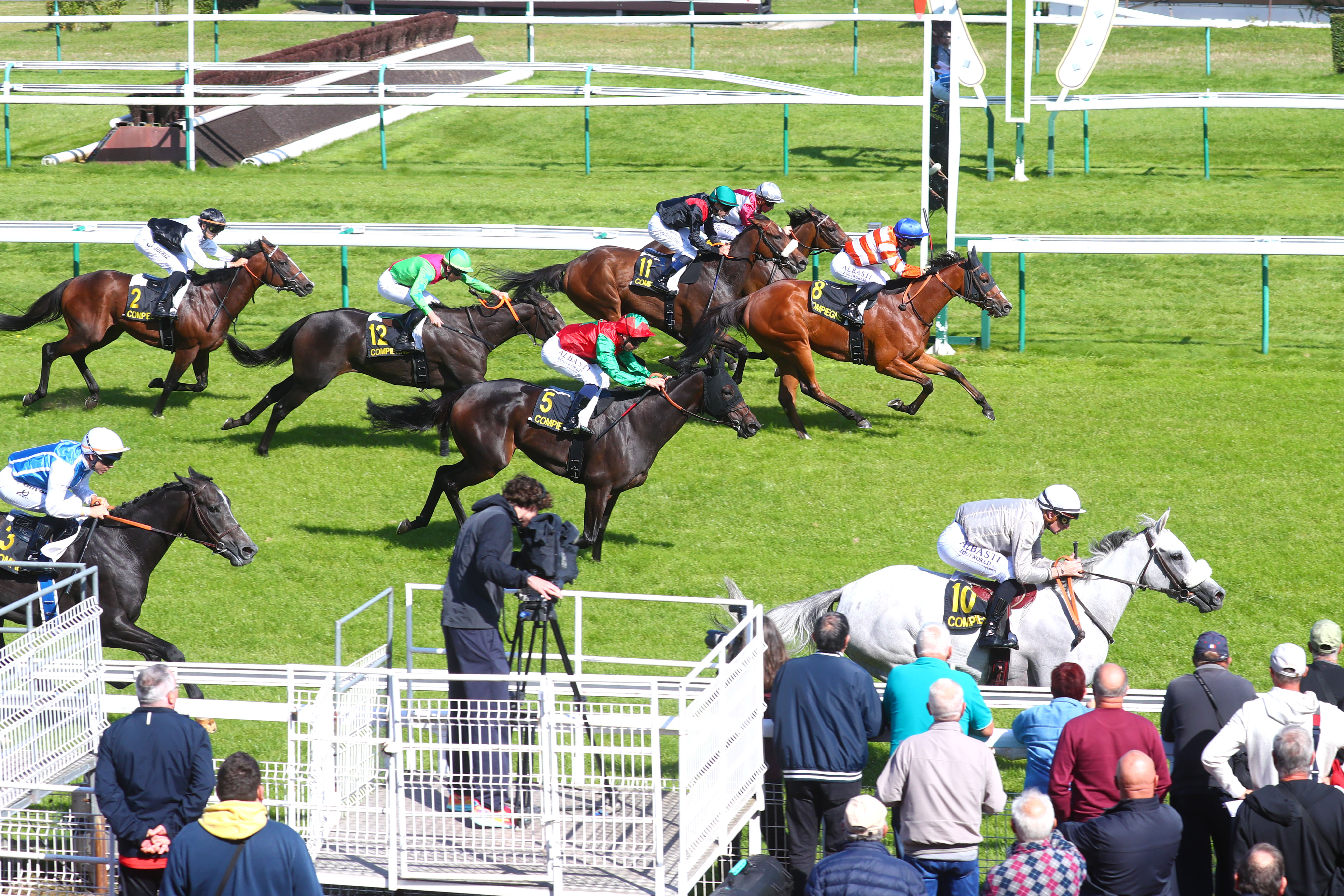 Compiègne (Oise), le 17 septembre 2024. Isolée à l'extérieur de la piste, Tiffanyli (n° 10) vient à bout de ses adversaires et remporte son premier quinté.  SCOOPDYGA - CHOURAQUI Elliott