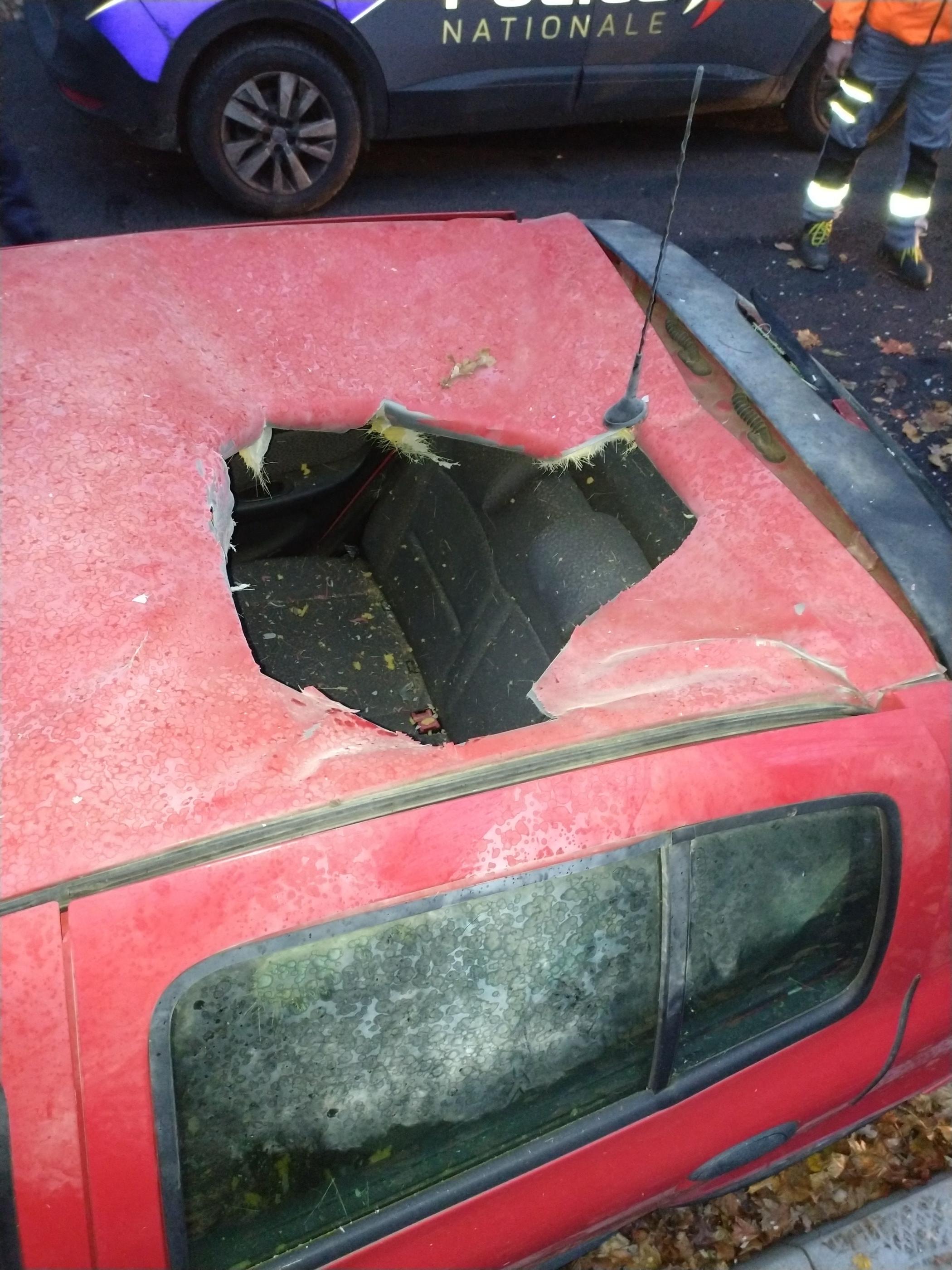 Un trou de 50 cm a été retrouvé sur une voiture ce lundi, sans que l’objet à l’origine du choc ne soit, pour le moment, identifié. Handout / DDSP 67 / AFP