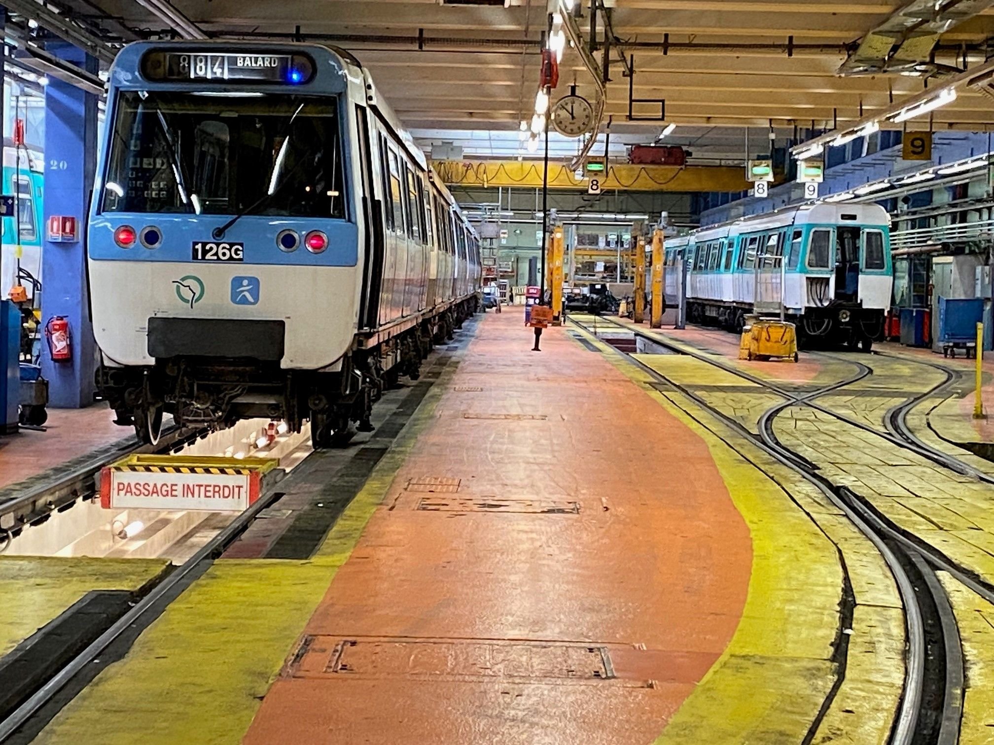 Dans l'atelier de maintenance de la ligne 8 de Lourmel, les 12 rames rénovées (en bleu) cohabitent avec les métros d'origine à la livrée «vert RATP». LP/Benoit Hasse