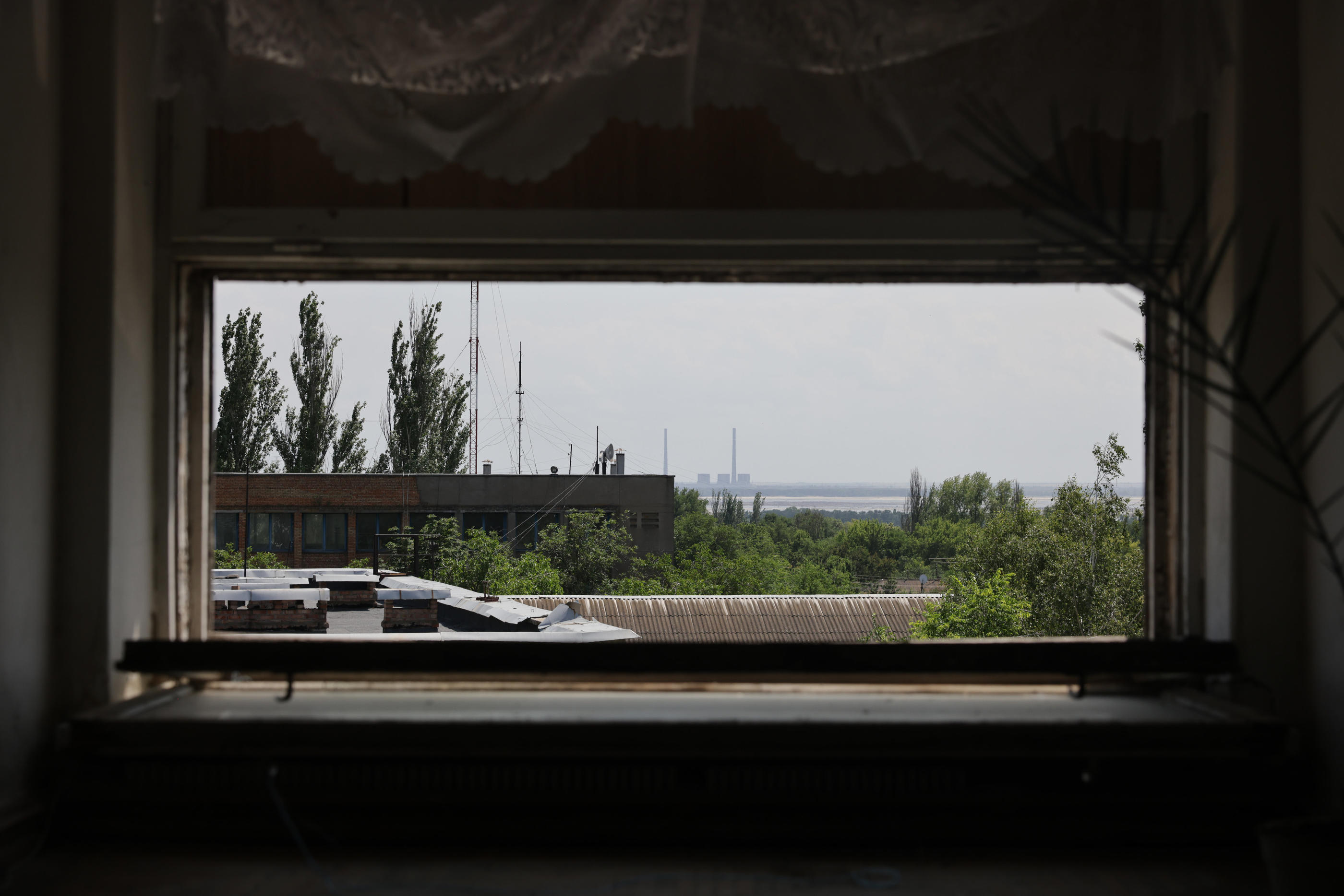 Marganets (Ukraine), le 19 juin 2023. Vue sur la centrale nucléaire de Zaporijia, qui se situe sur l'autre rive du Dniepr à Energodar en zone occupée par les russes. LP/Philippe de Poulpiquet
