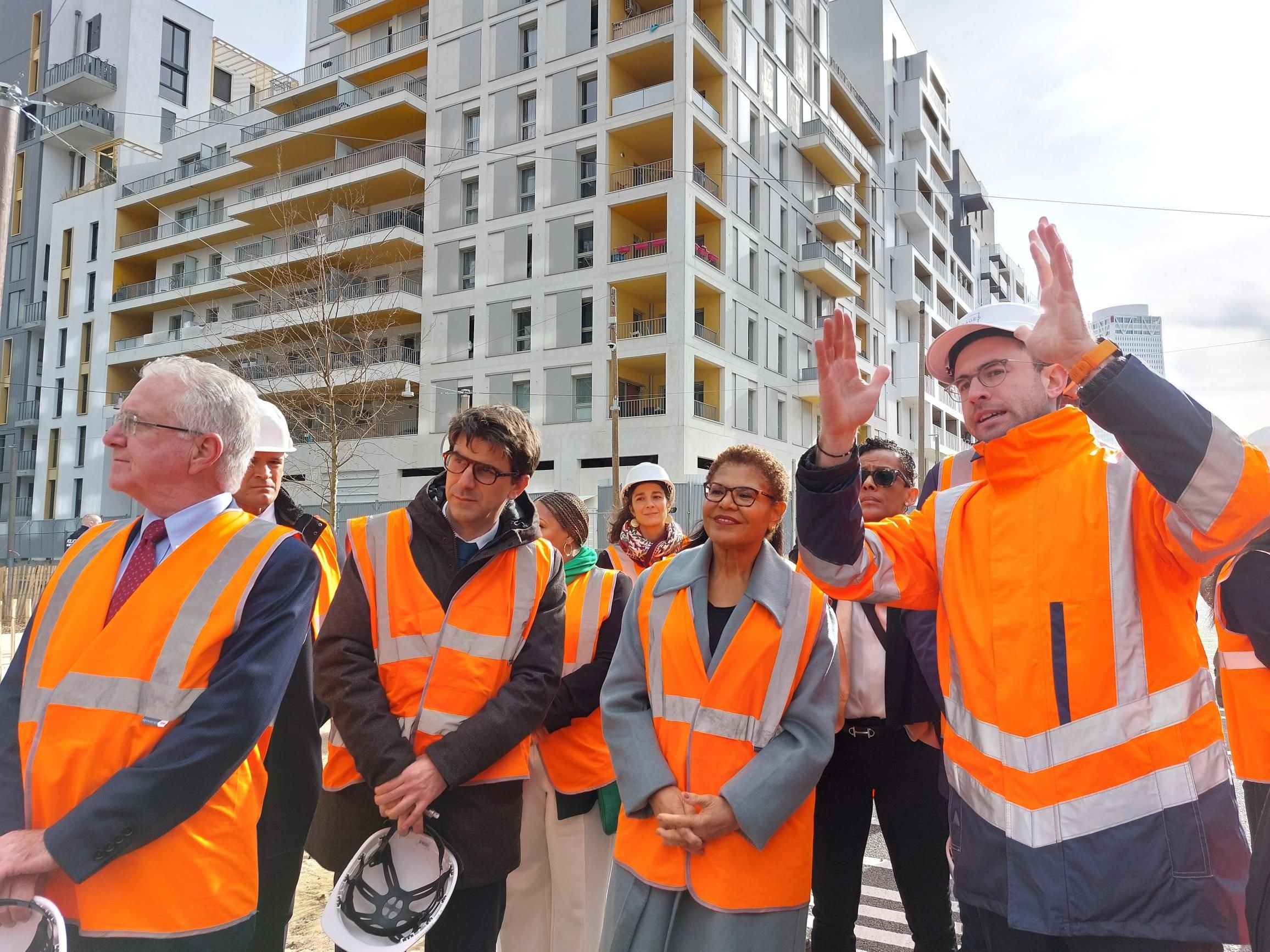 Saint-Denis (Seine-Saint-Denis), le 9 mars. Karen Bass, la maire démocrate de Los Angeles, au côté de Mathieu Hanotin (PS), son homologue de Saint-Denis (à sa droite), en visite au village olympique. LP/N.R.