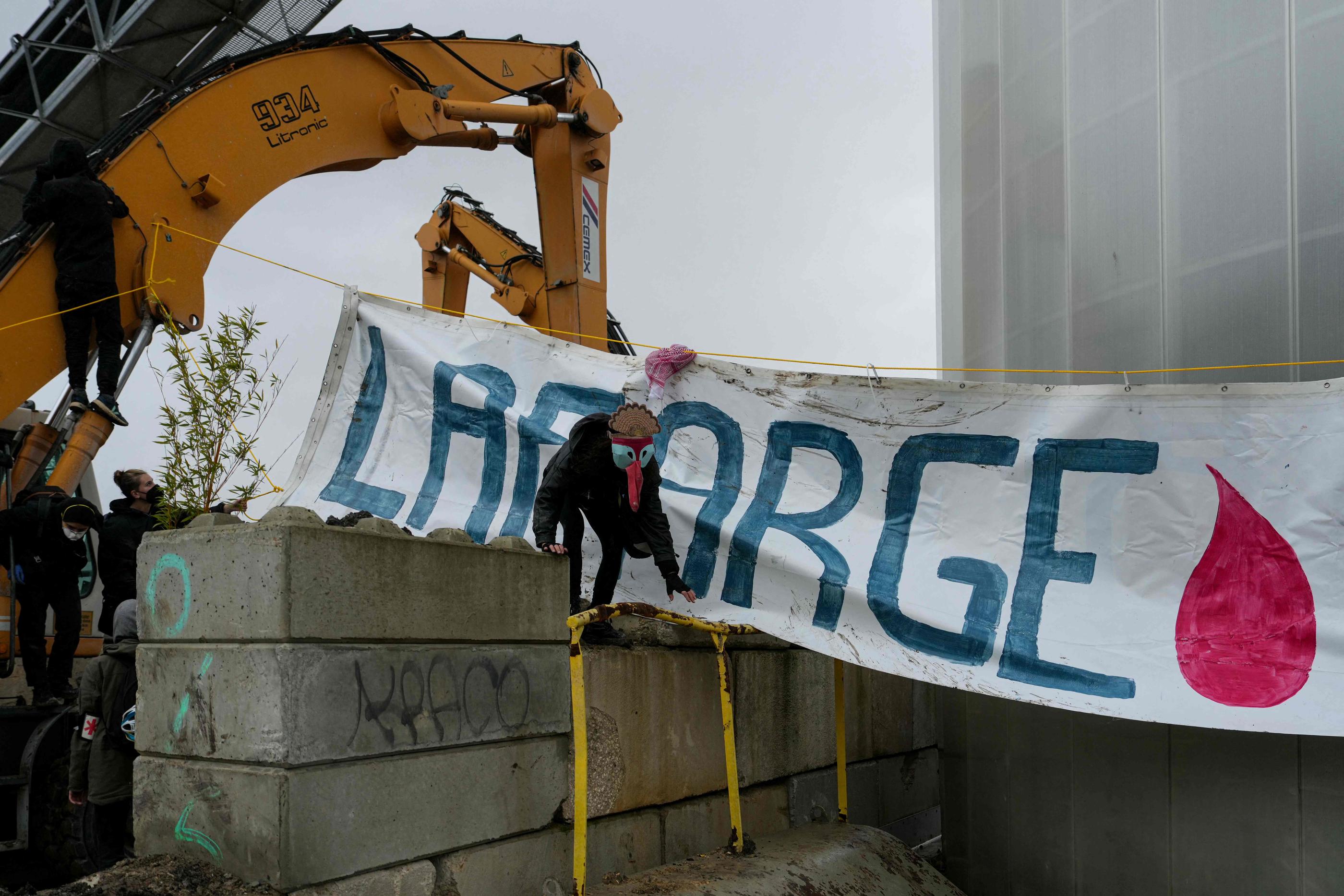 Lors d’une journée nationale de mobilisation d’activistes climatiques contre les cimentiers, le 10 décembre dernier, une centaine de personnes s’étaient introduites sur le site industriel de Lafarge à Val-de-Reuil. (illustration) Dimitar Dilkoff/AFP