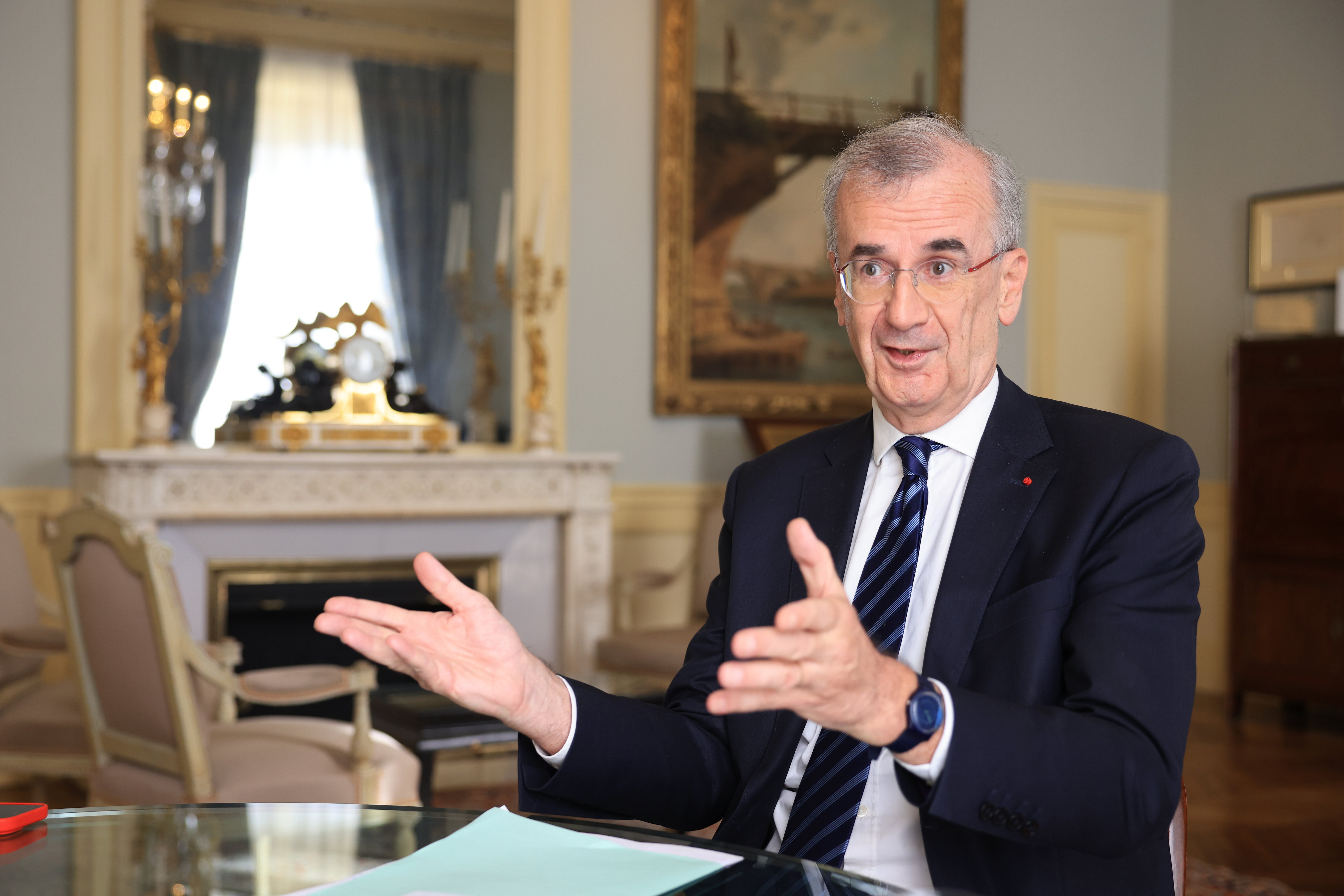 Paris, le 13 septembre. François Villeroy de Galhau, gouverneur de la Banque de France rappelle l'objectif de trouver 20 milliards d’euros par an sur cinq ans pour réduire la dette de la France. LP/Olivier Arandel