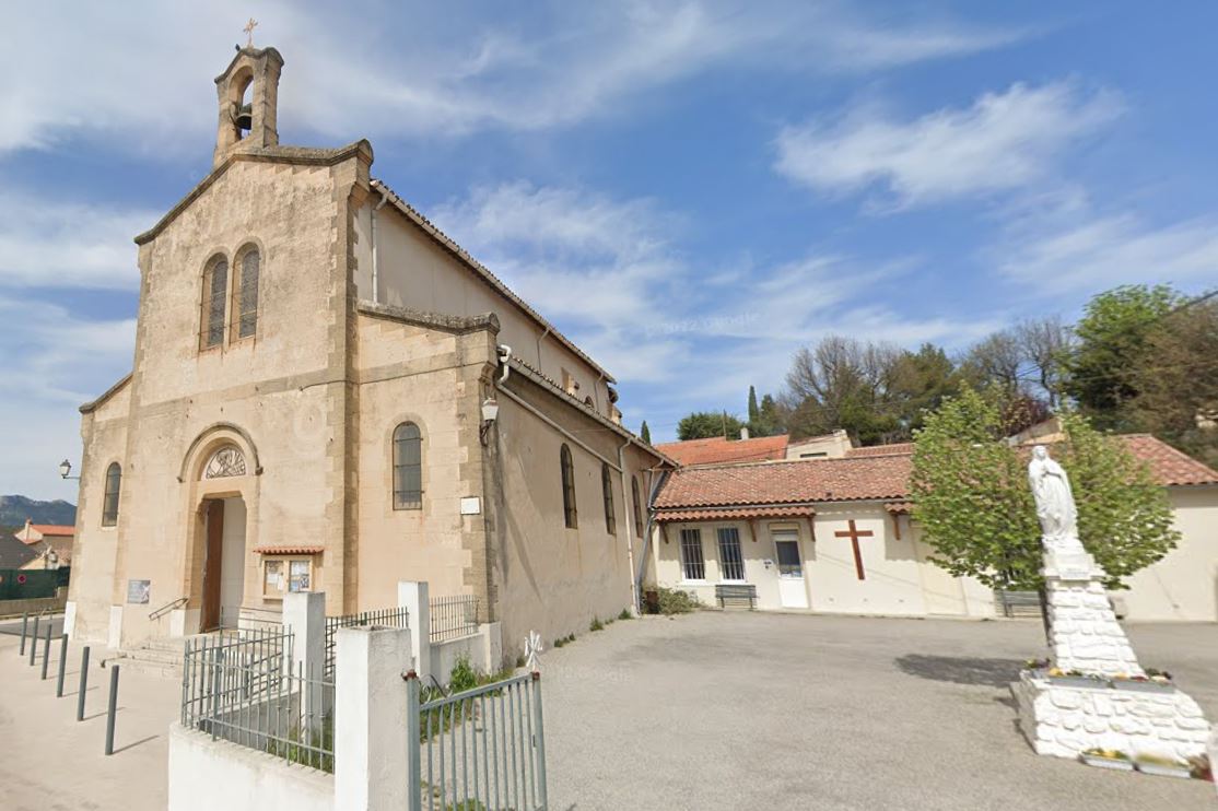 Les paroissiens de l'église Saint-Laurent de la Bouilladisse, dans les Bouches-du-Rhône, vont prier pour Emile et ses proches, des catholiques pratiquants de la commune. (Capture d'écran) Google Street View